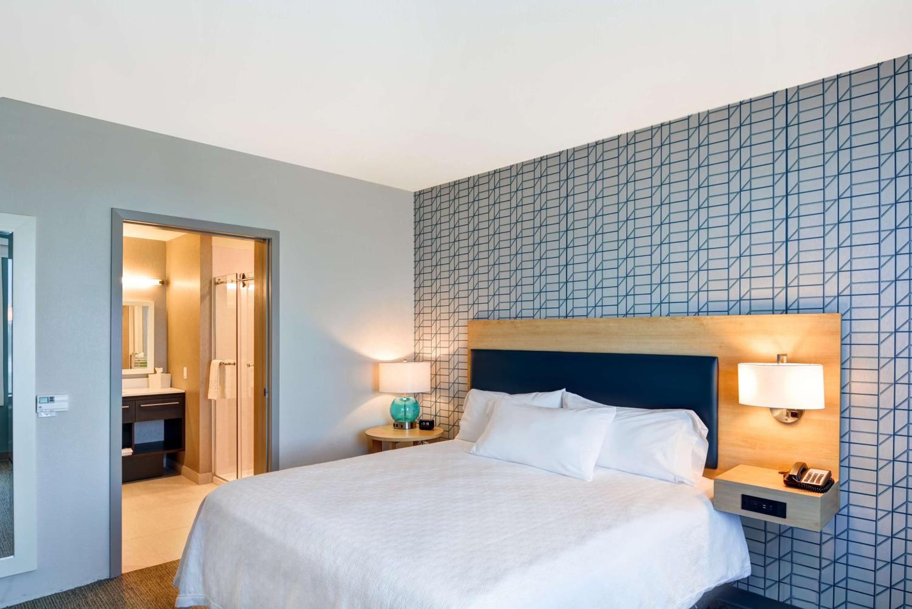 King Suite - Hearing Access/Non-Smoking photo 3