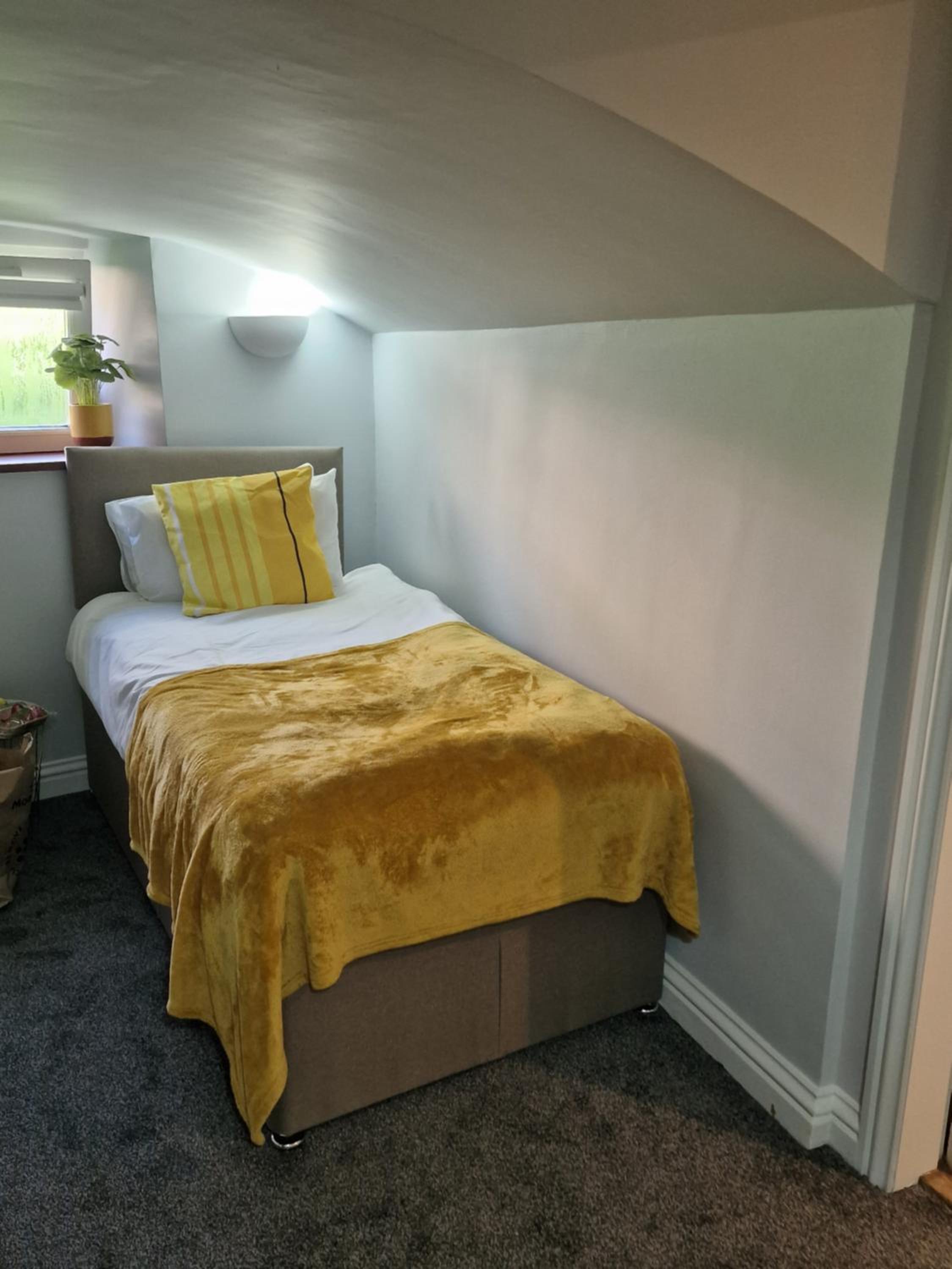 Economy Triple Room photo 2