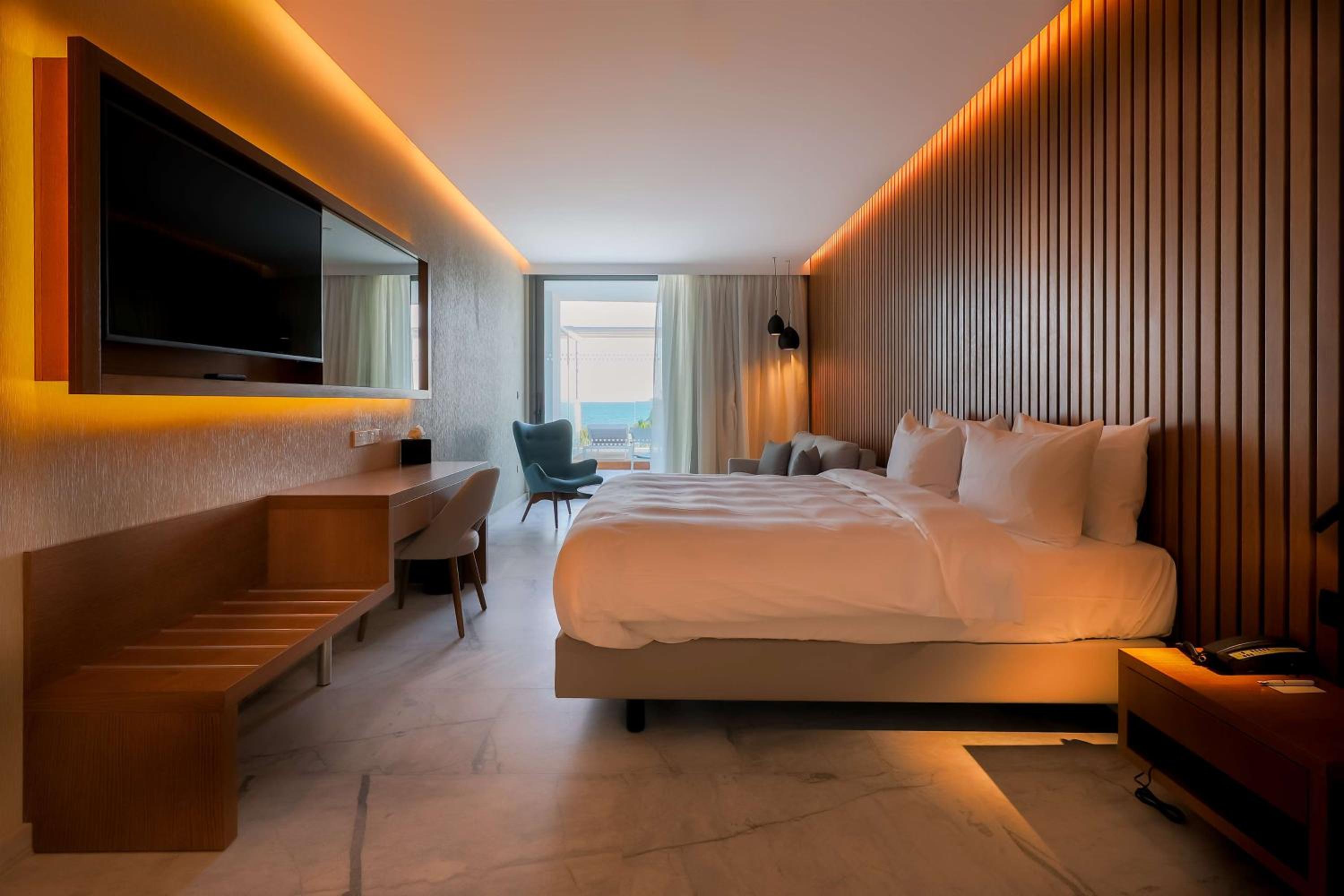 Superior Room with Balcony and Sea View - Photo 2