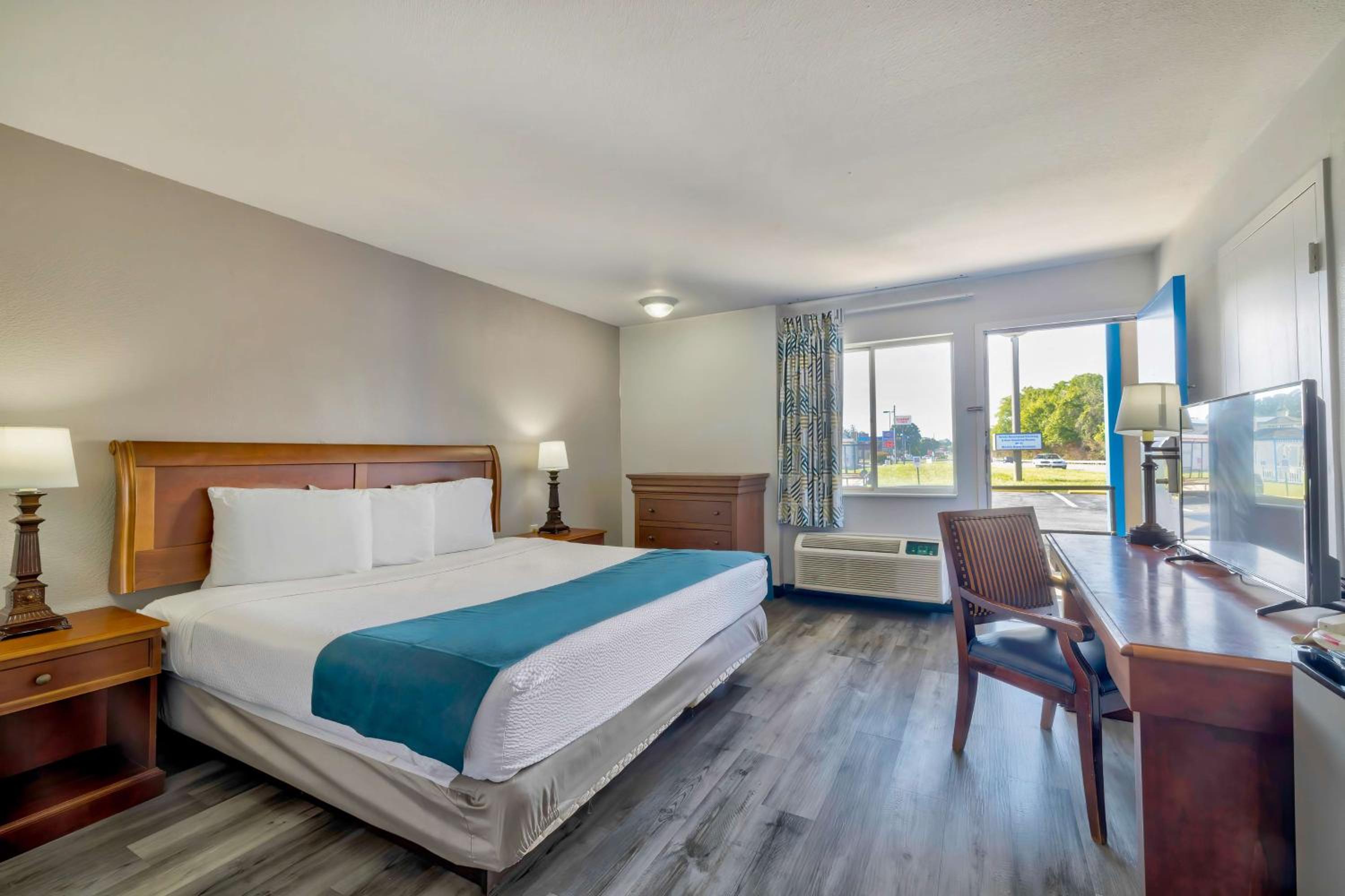 King Room - Disability Access - Non-Smoking - Photo 9