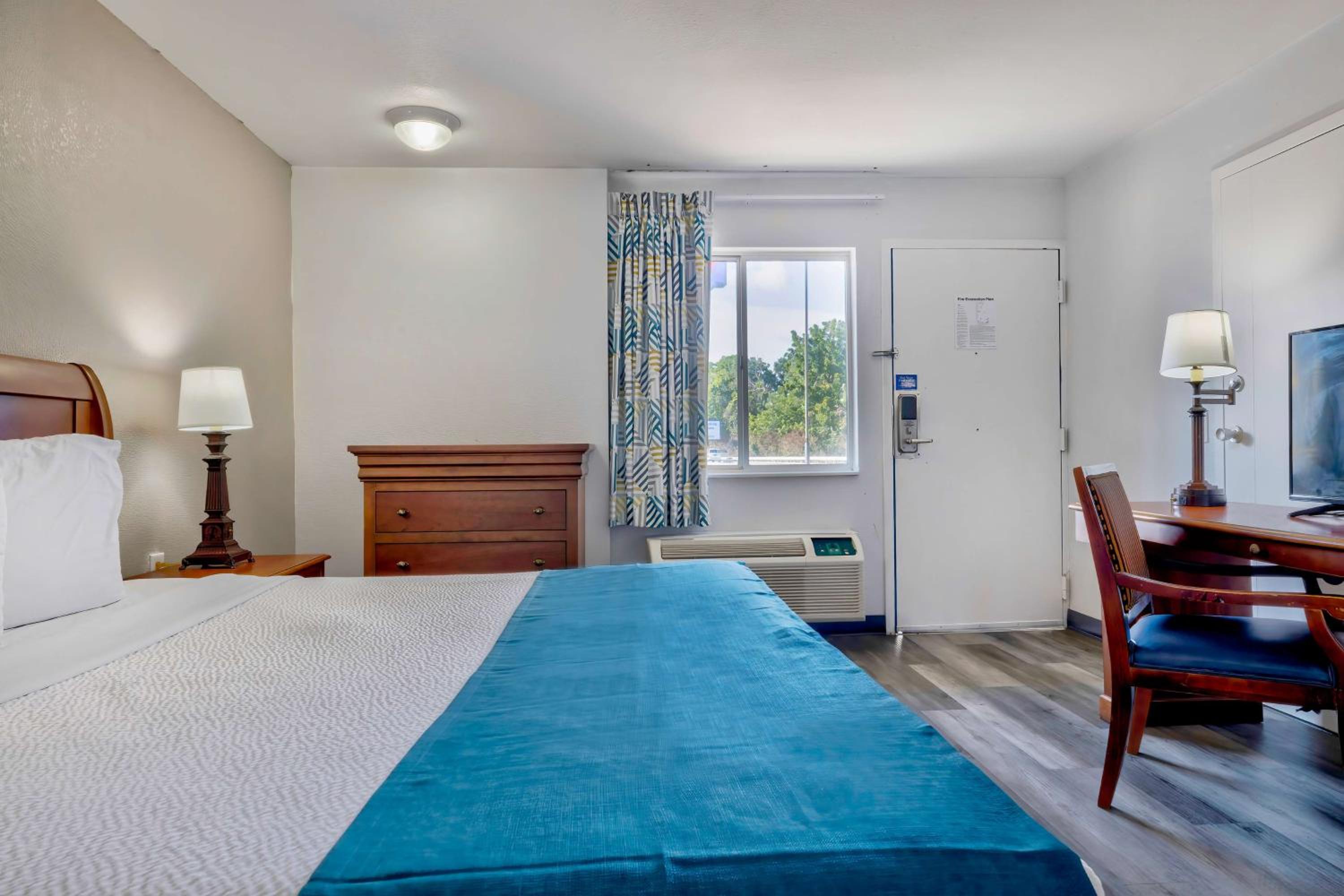 King Room - Disability Access - Non-Smoking - Photo 3