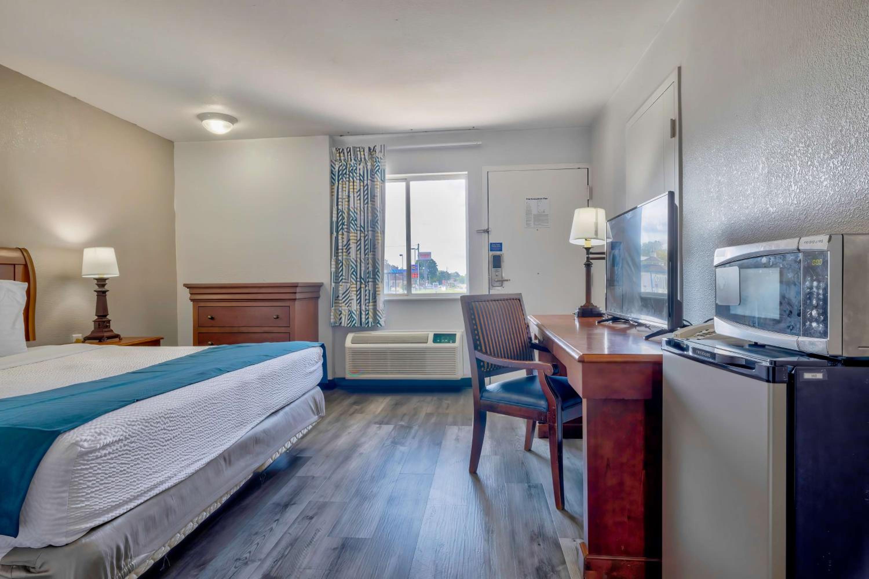 King Room - Disability Access - Non-Smoking - Photo 10