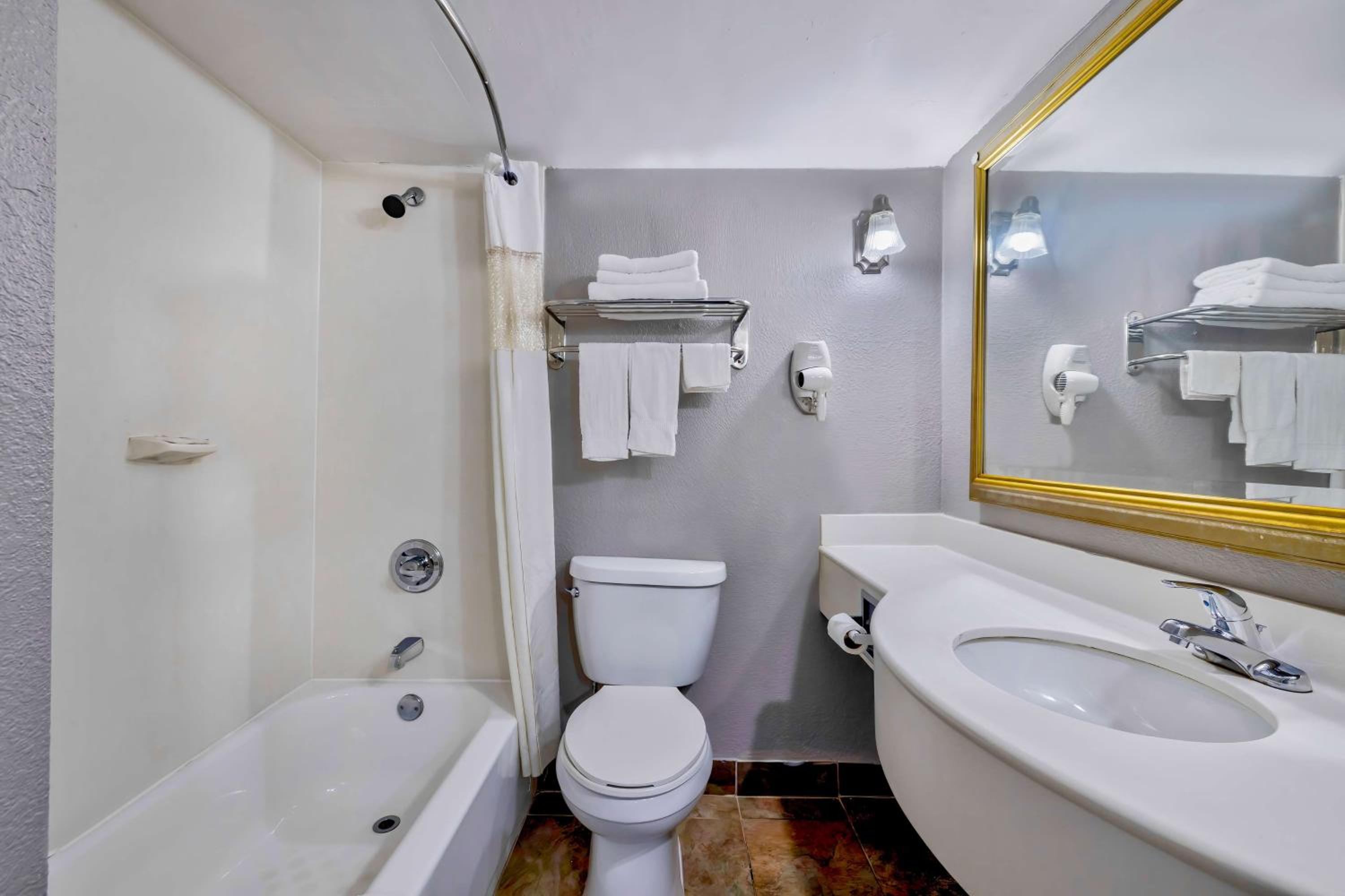 Queen Room with Two Queen Beds - Non-Smoking - Photo 6