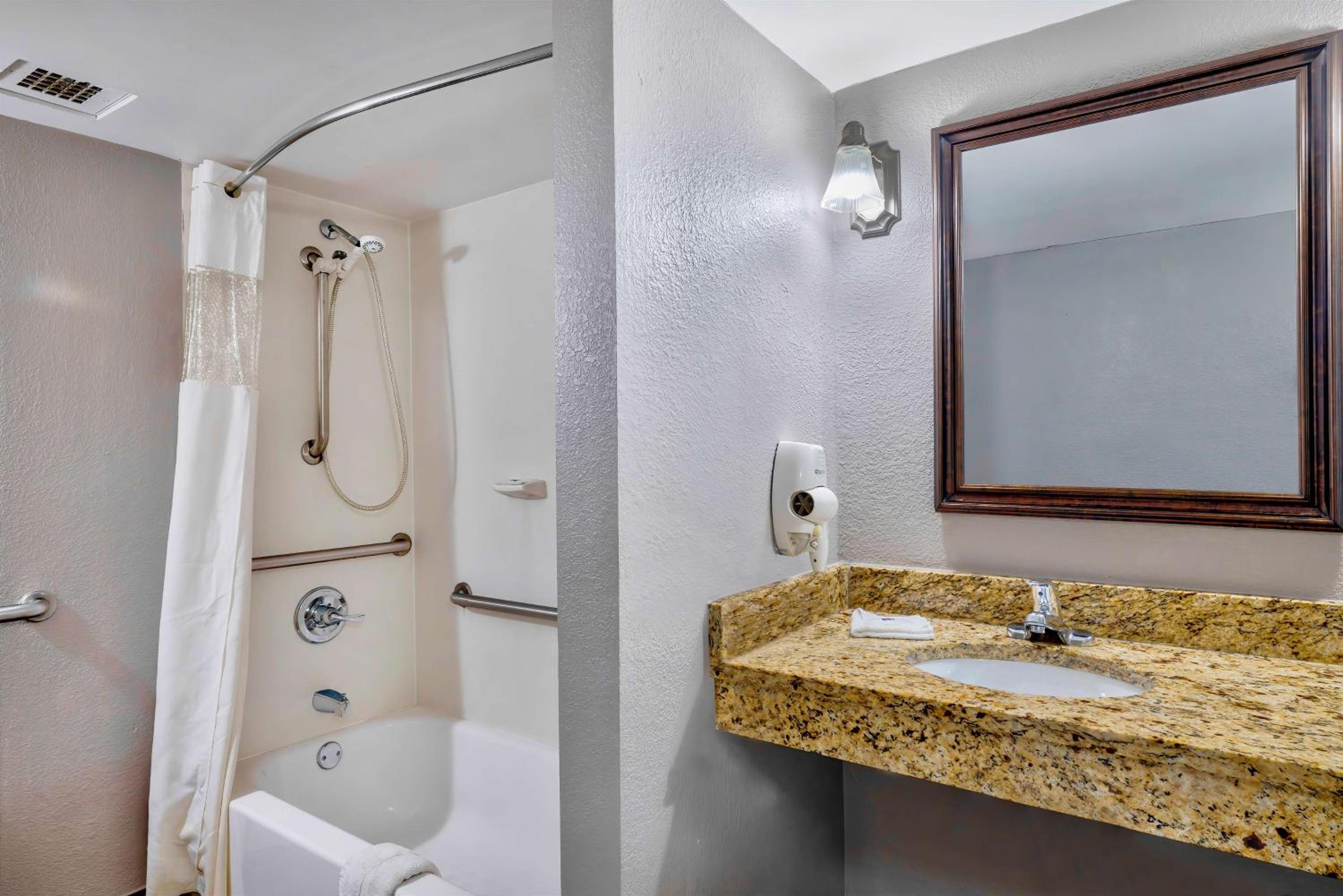 King Room - Disability Access - Non-Smoking - Photo 8