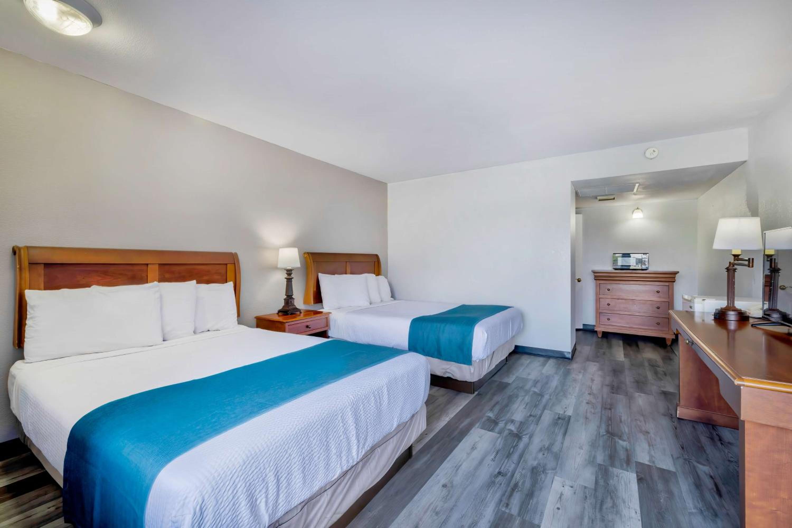 Queen Room with Two Queen Beds - Non-Smoking - Photo 1