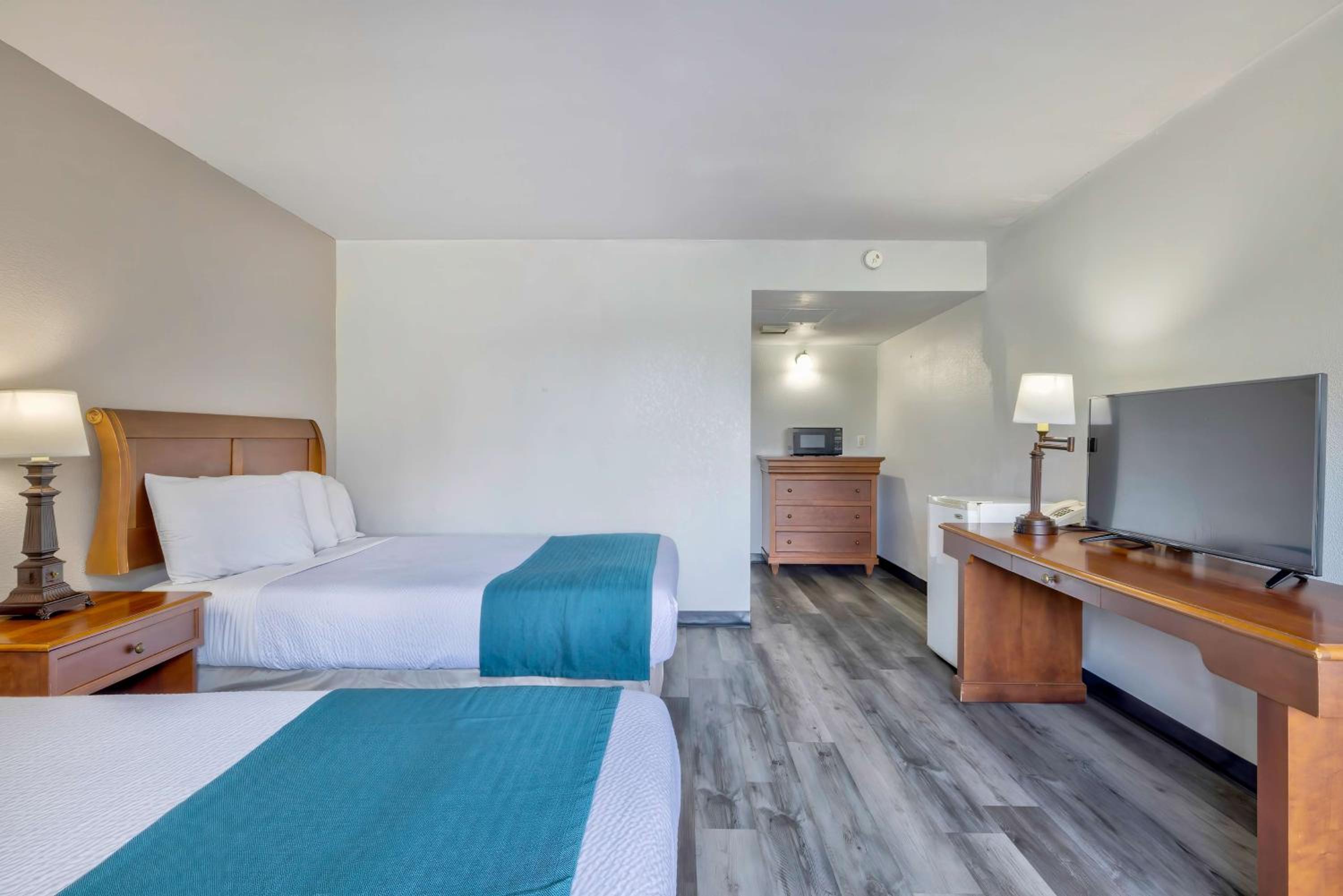 Queen Room with Two Queen Beds - Non-Smoking - Photo 2