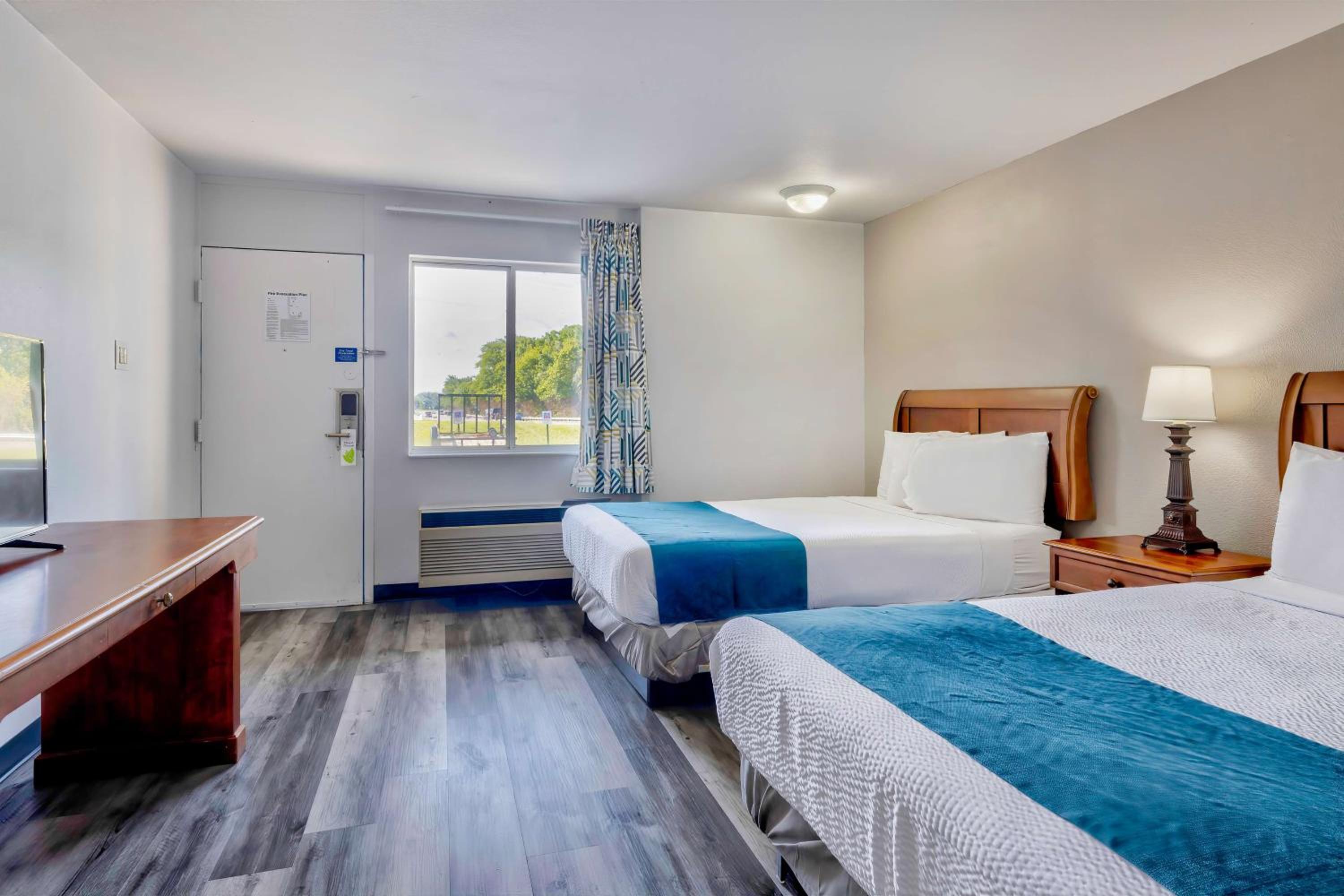 Queen Room with Two Queen Beds - Non-Smoking - Photo 3
