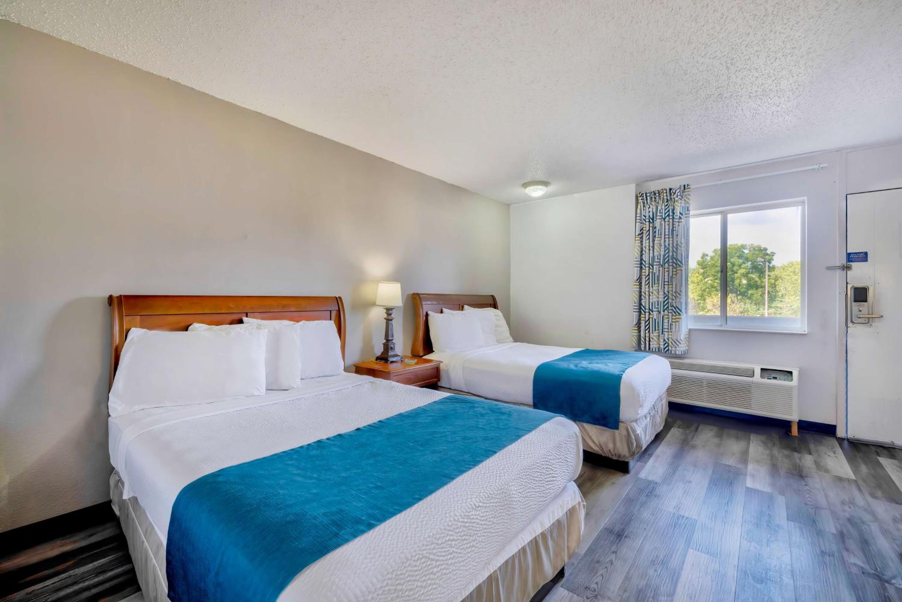 Queen Room with Two Queen Beds - Non-Smoking - Photo 4