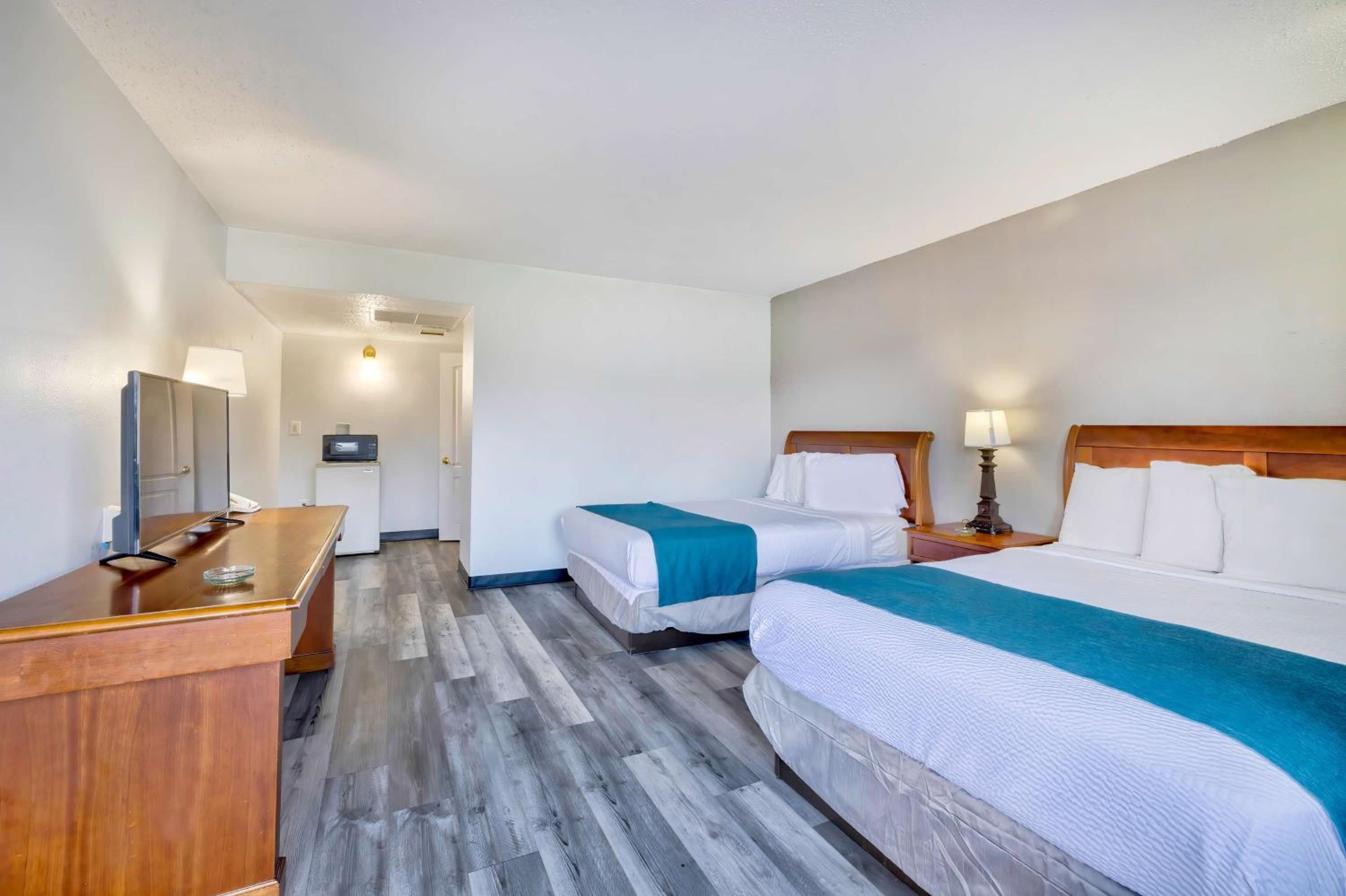 Queen Room with Two Queen Beds - Non-Smoking - Photo 5