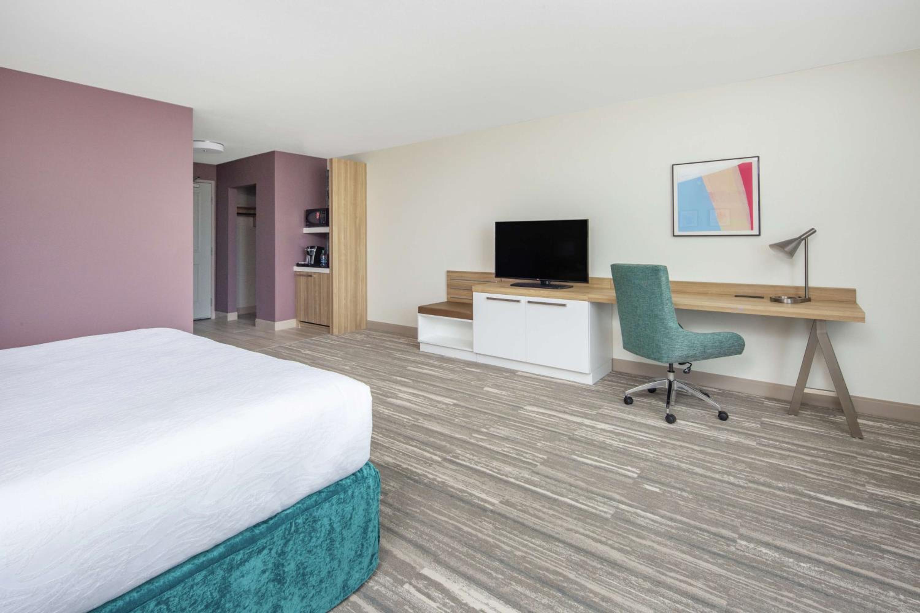 King Room with Accessible Tub - Mobility Access - Photo 1