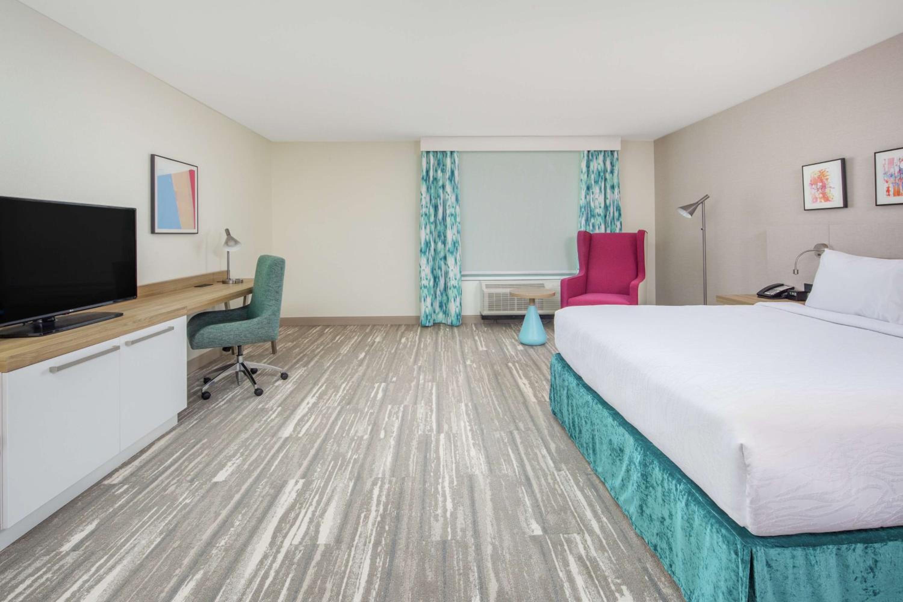 King Room with Accessible Tub - Mobility Access - Photo 4