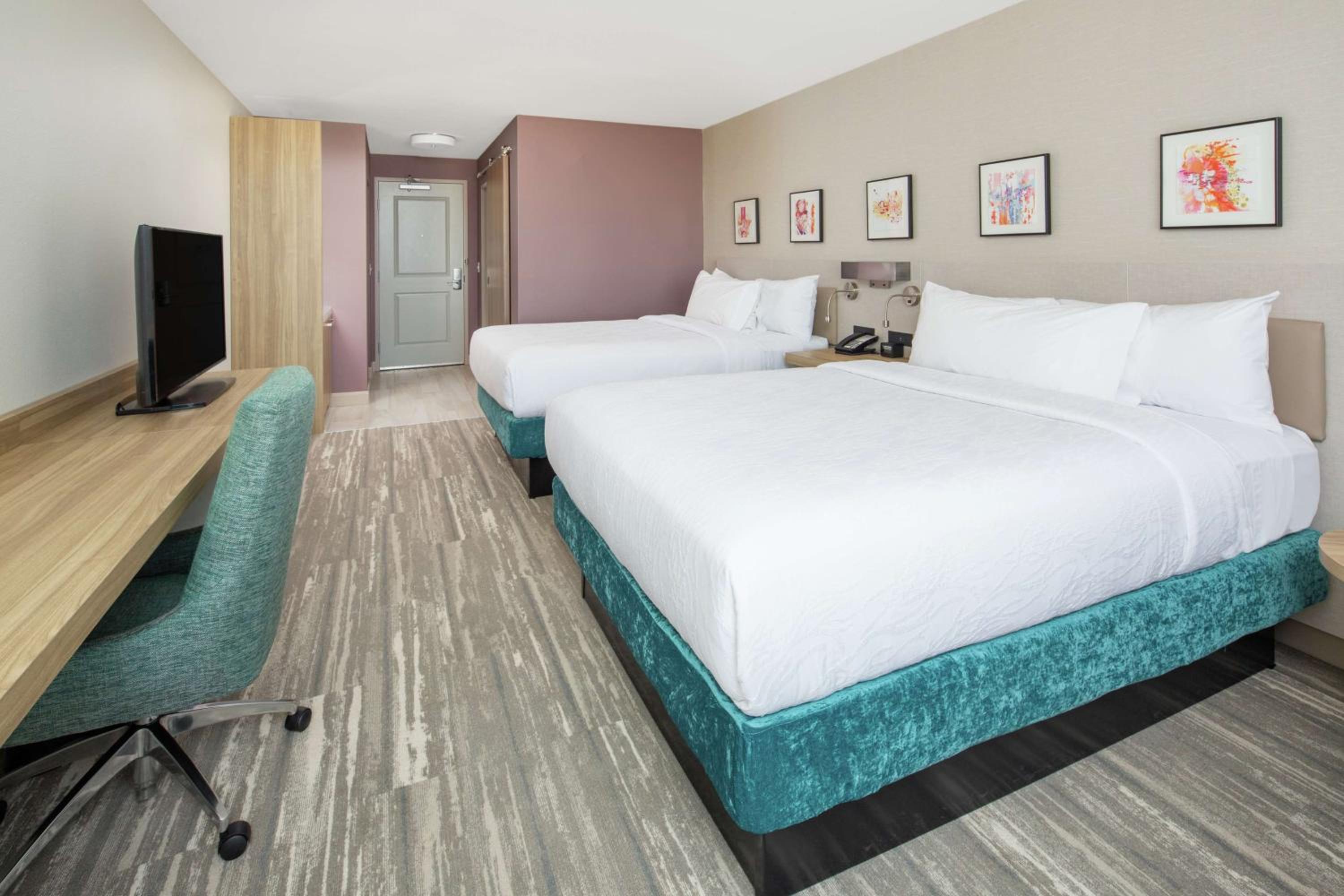 Queen Room with Two Queen Beds - Photo 2