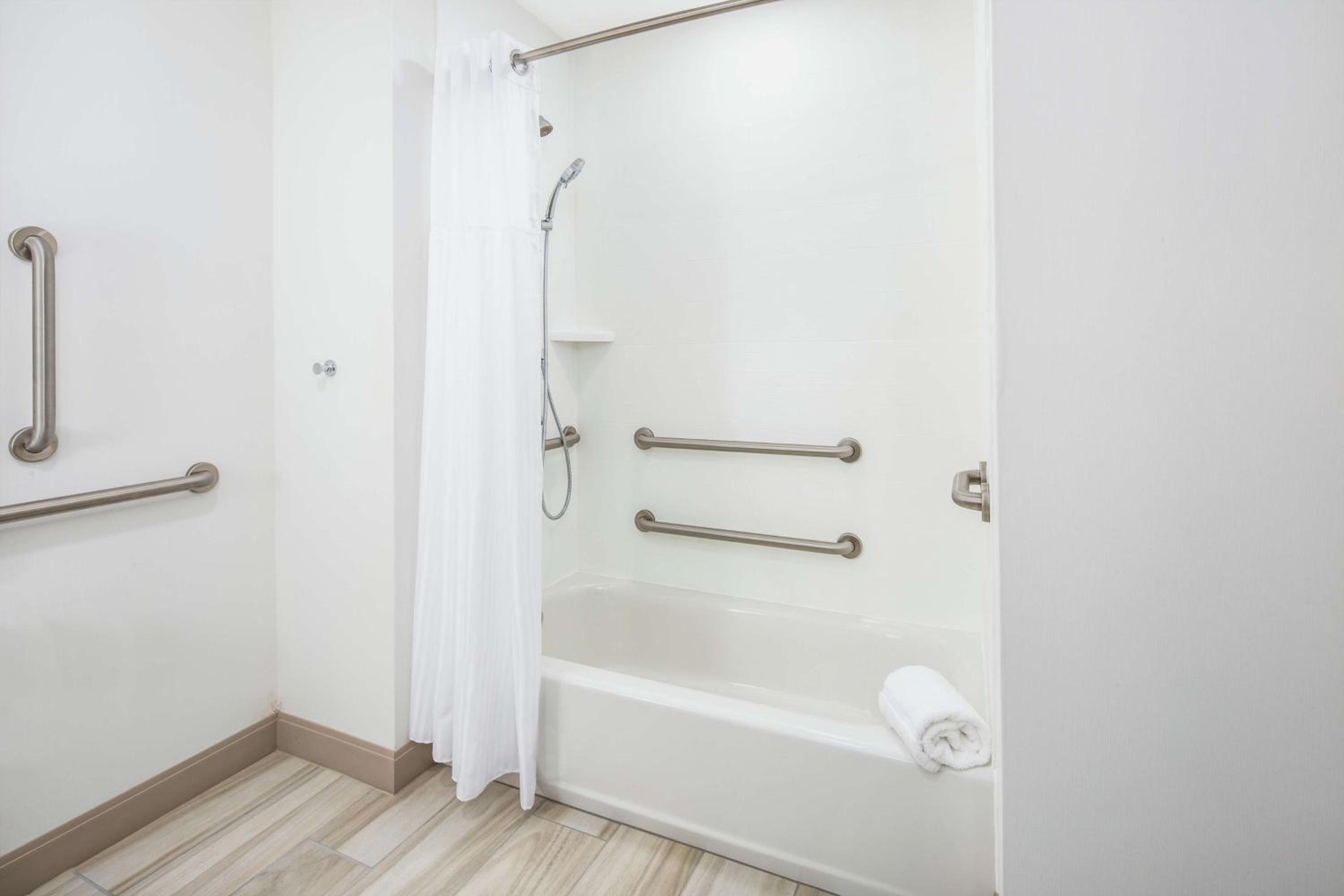 King Room with Accessible Tub - Mobility Access - Photo 3