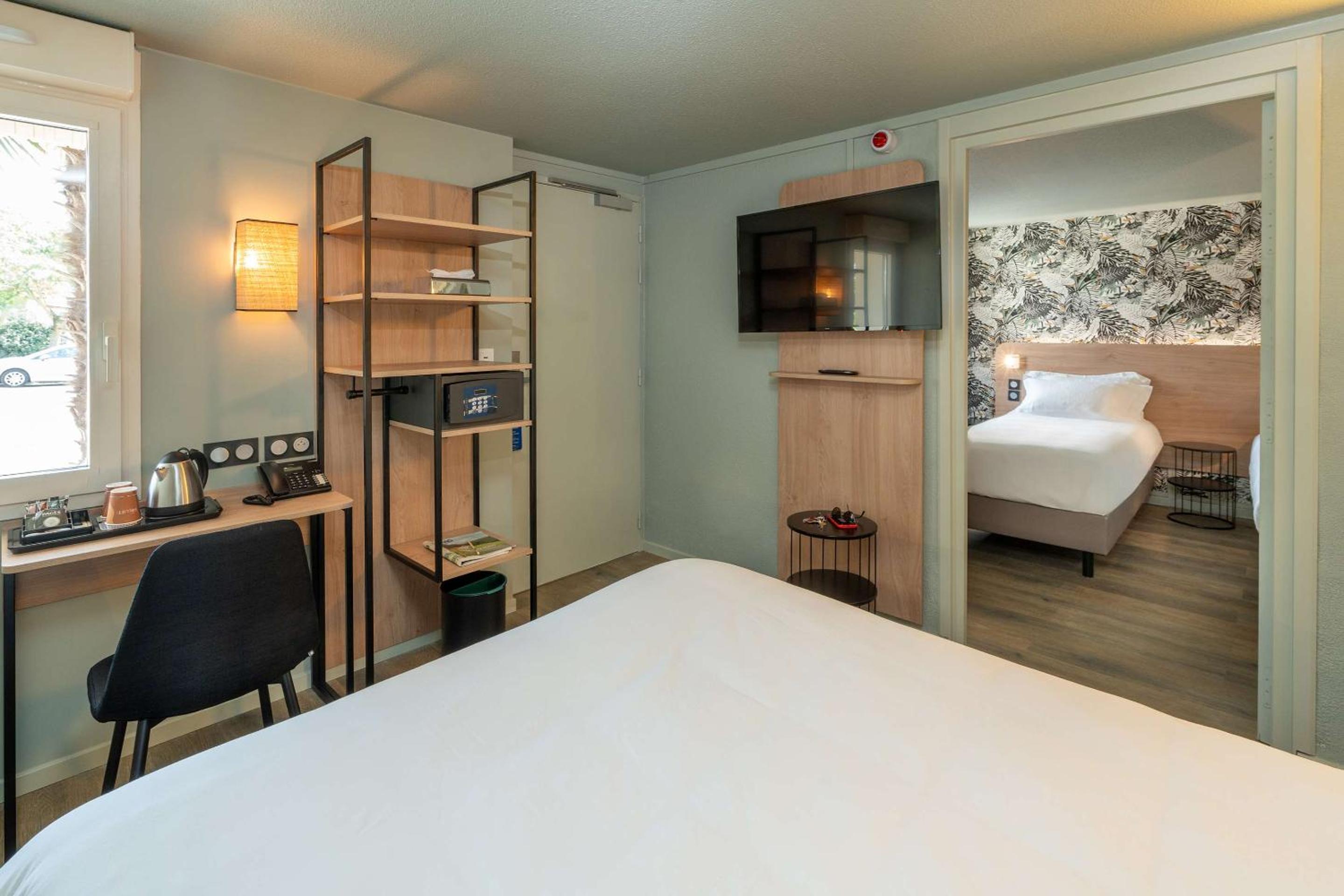 Family Room with One King Bed and One Double Bed - Non-Smoking - Photo 4