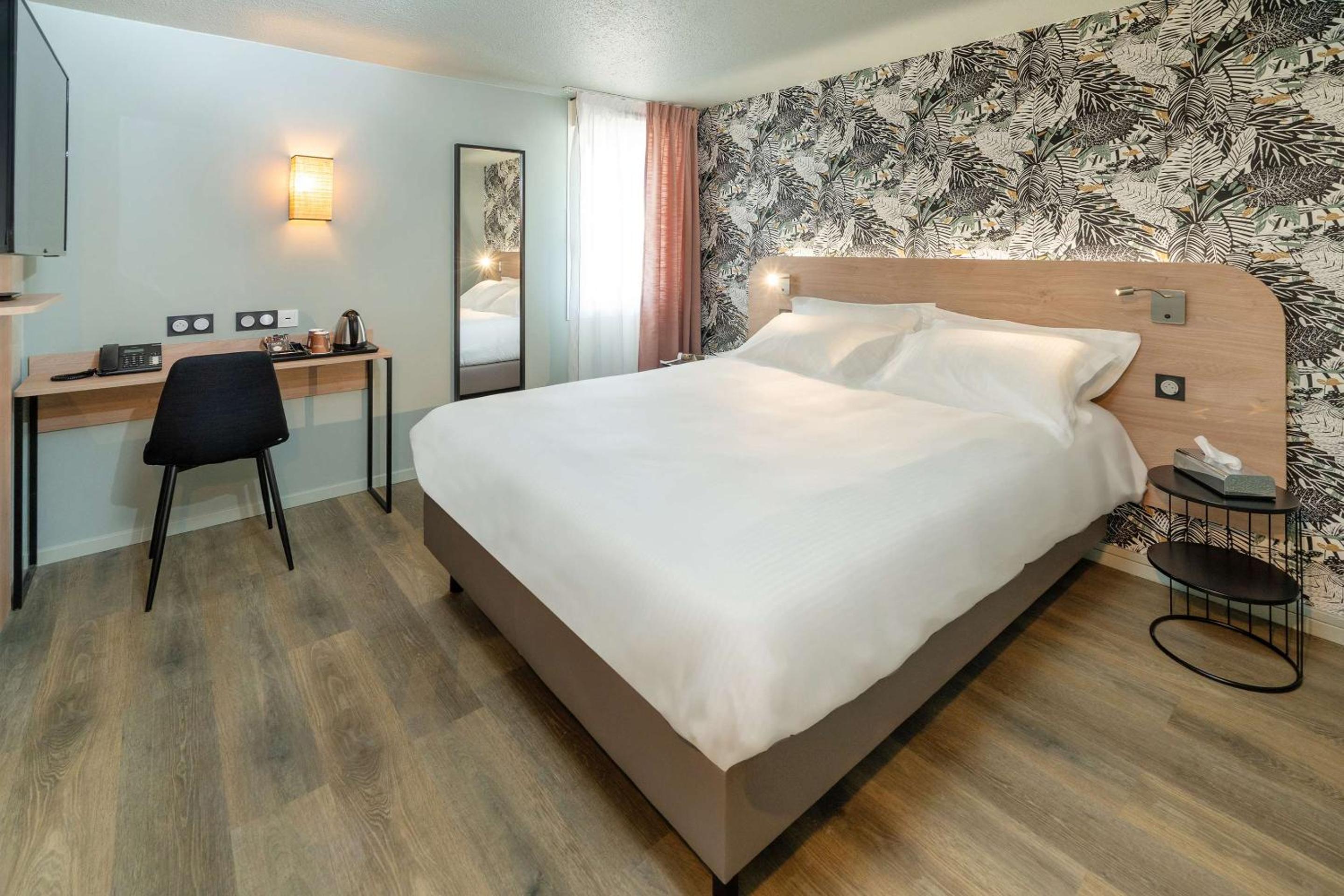 Superior King Room - Non-Smoking - Photo 3