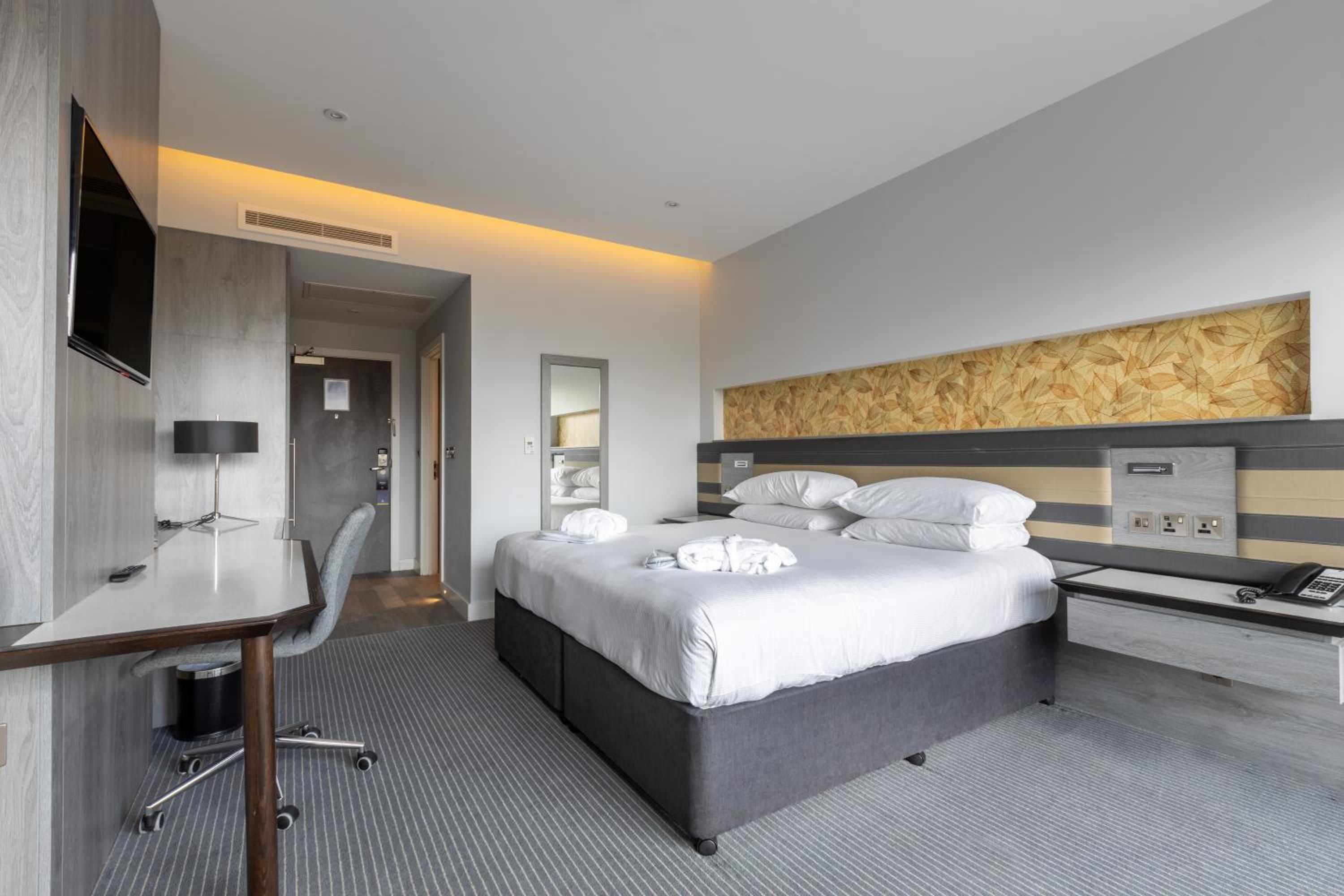 Deluxe King Room - Photo 8