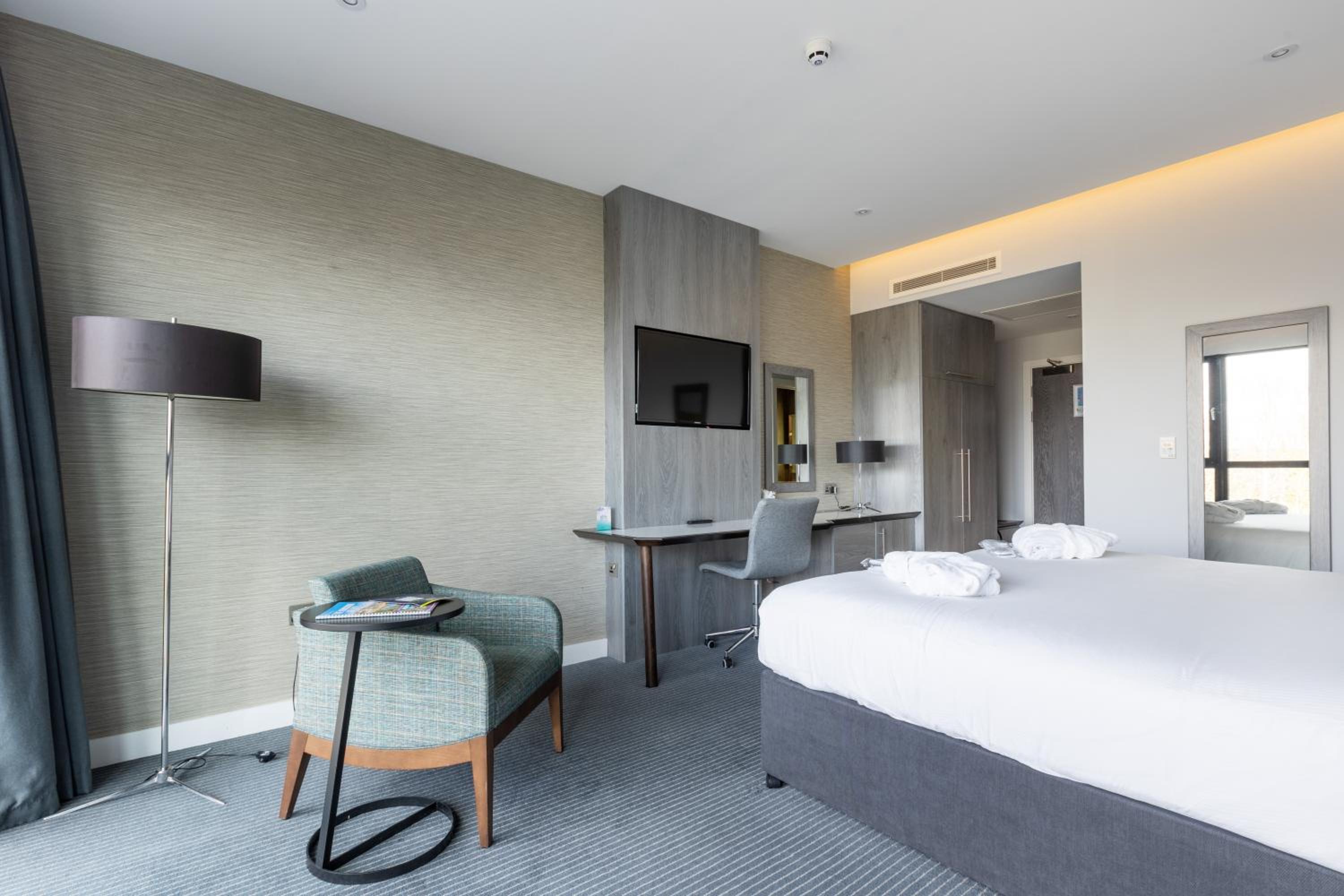 Deluxe King Room - Photo 7