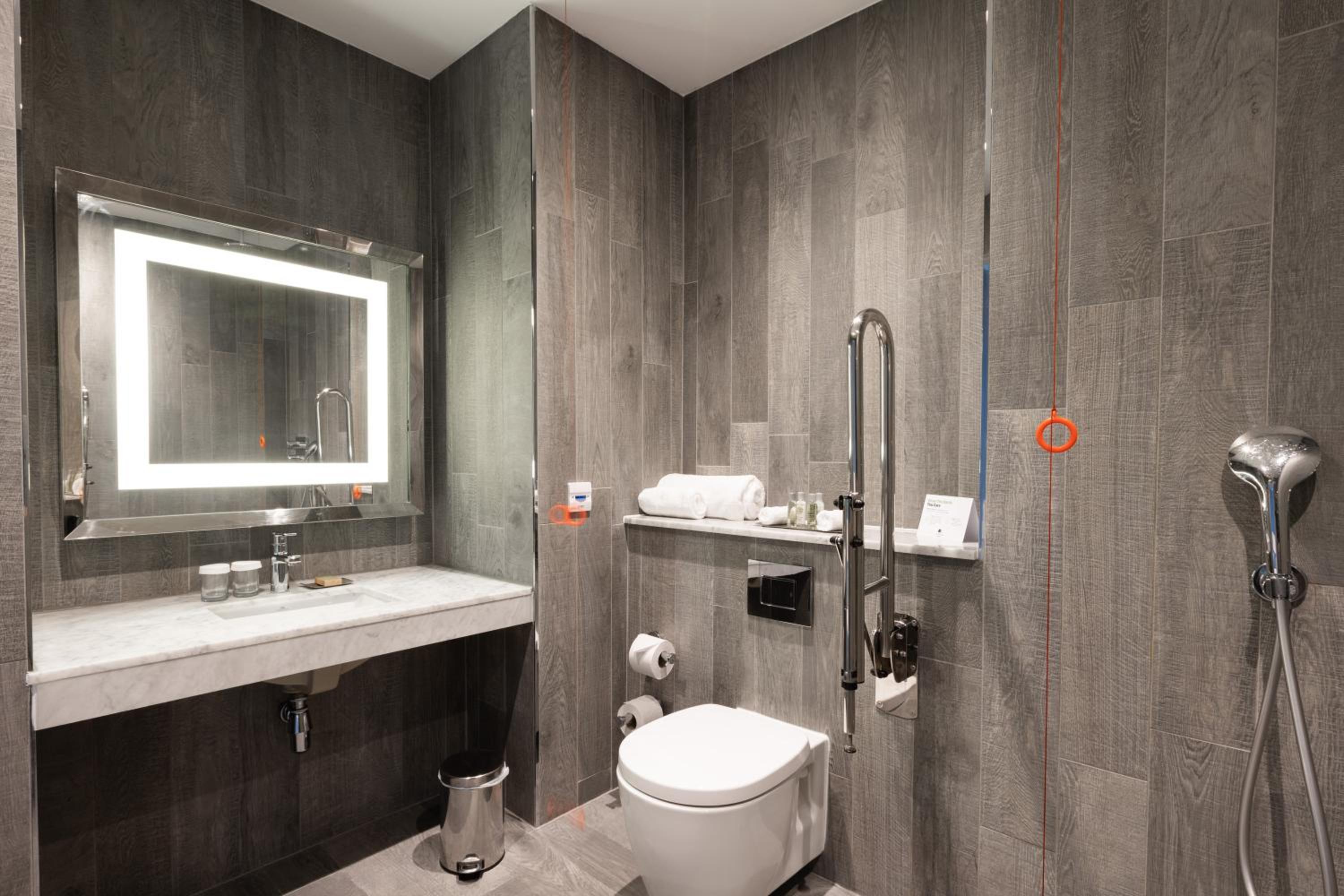 Twin Room - Mobility Access - Photo 4