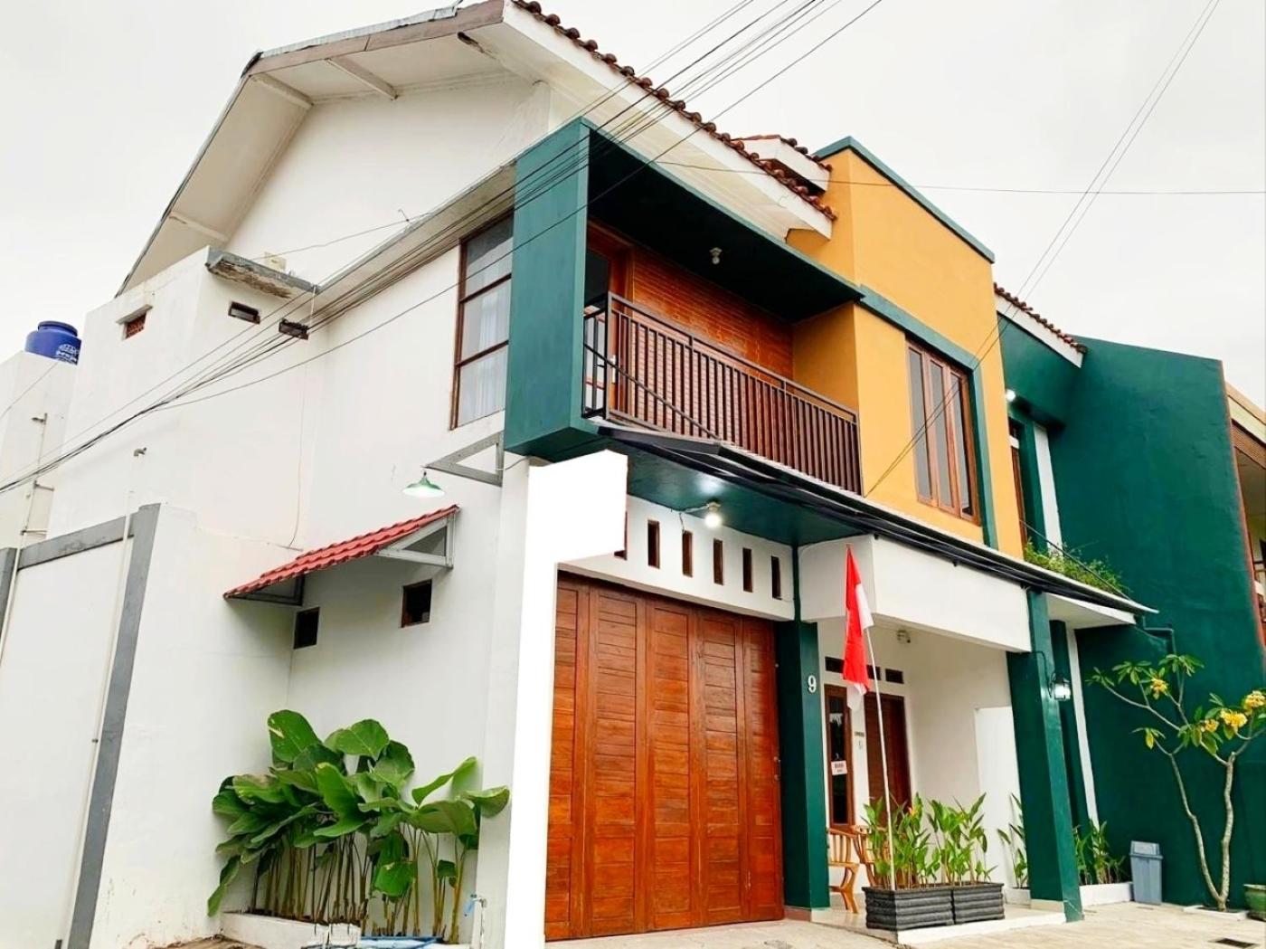 Six-Bedroom House photo 3