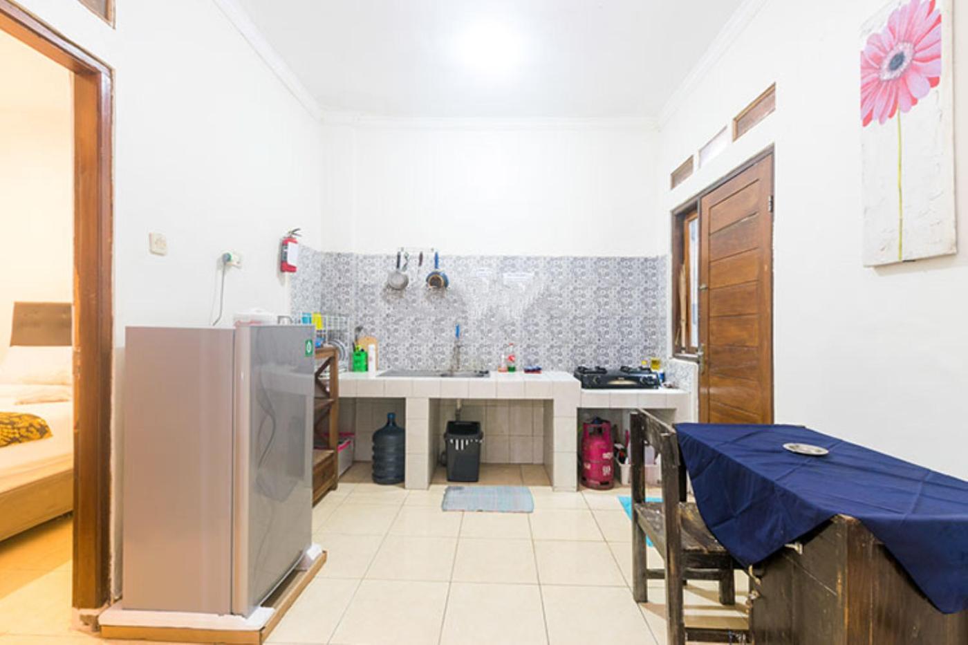 Six-Bedroom House photo 2