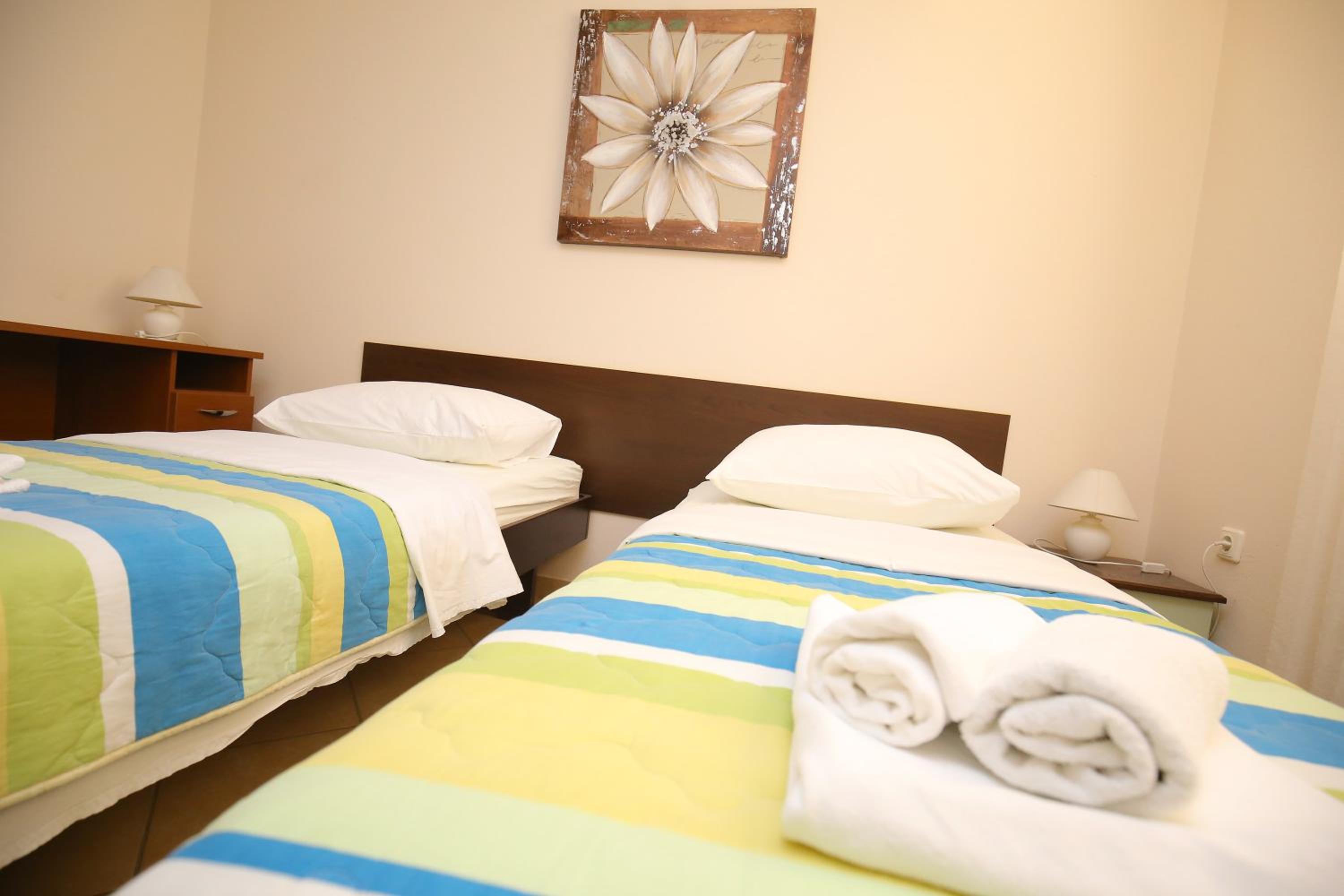 Standard Two-Bedroom Apartment with Private Garden and BBQ (5 Adults) photo 3