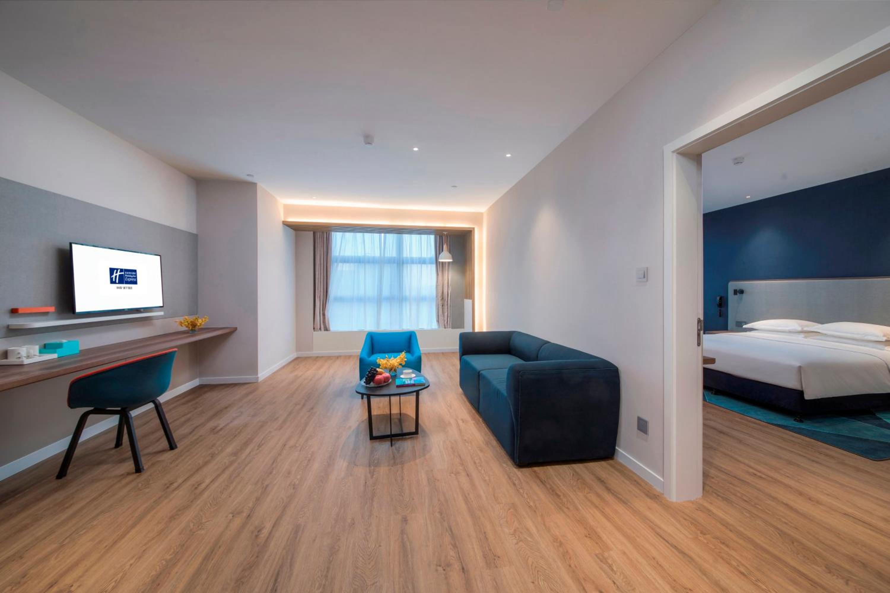 One-Bedroom Suite - Photo 6