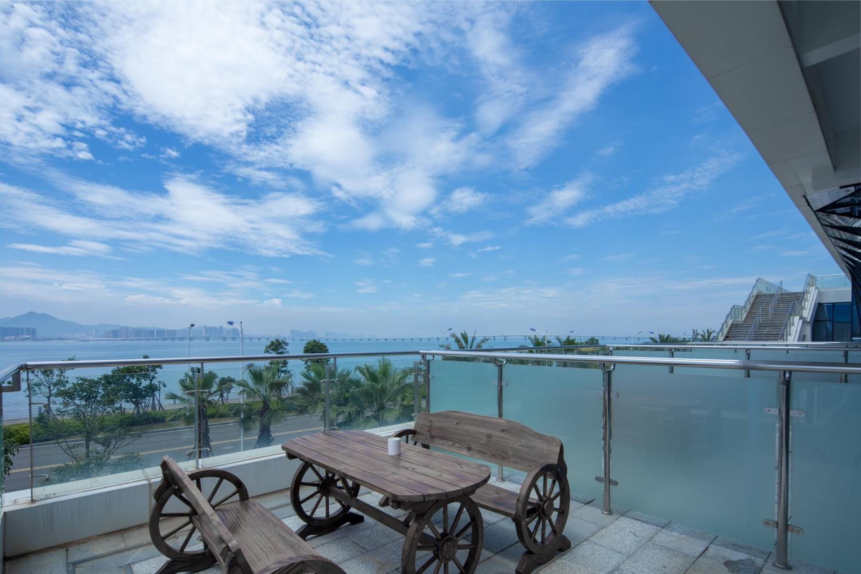 Standard King Room with Balcony - Photo 5