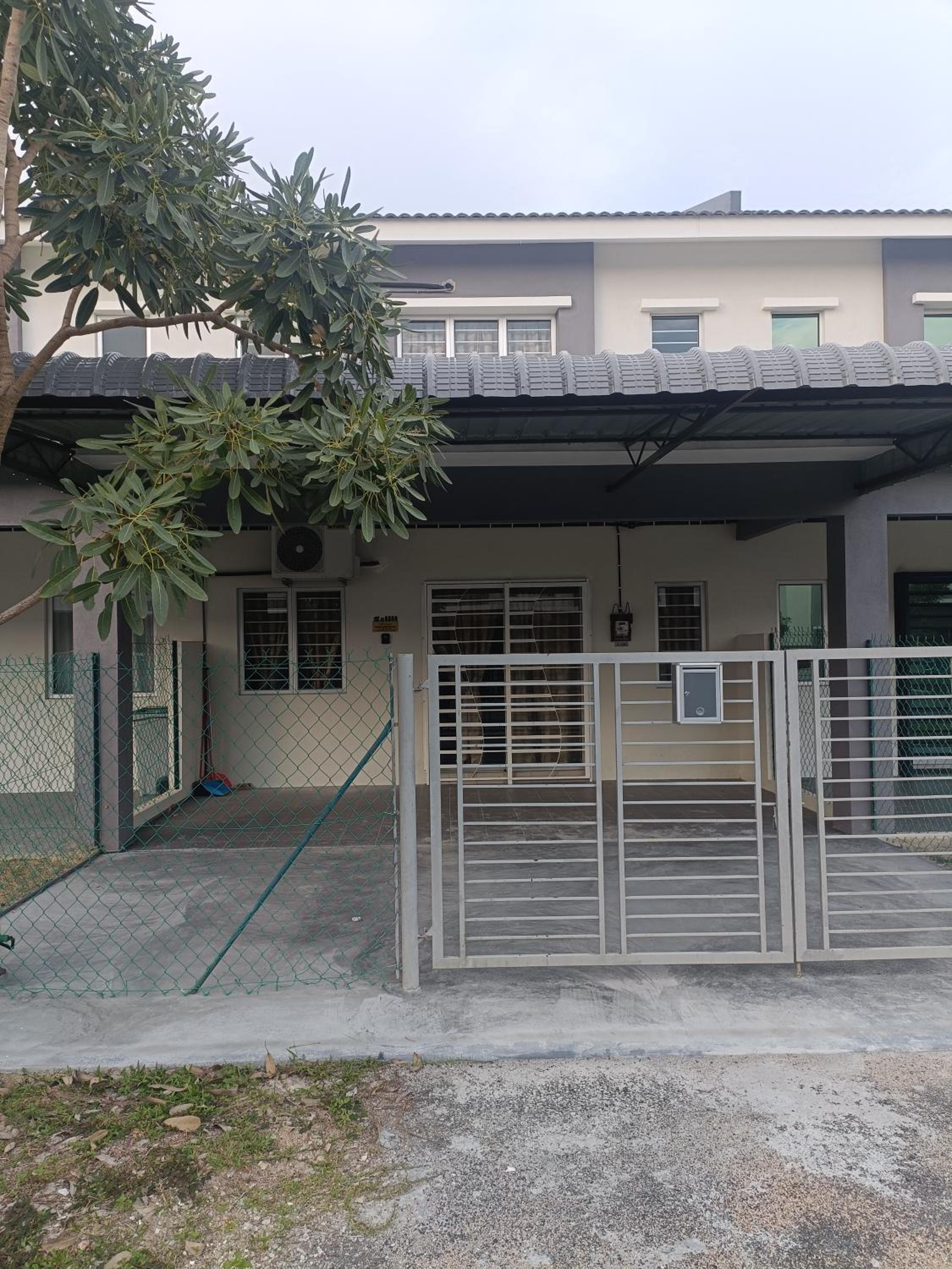 Three-Bedroom House photo 3