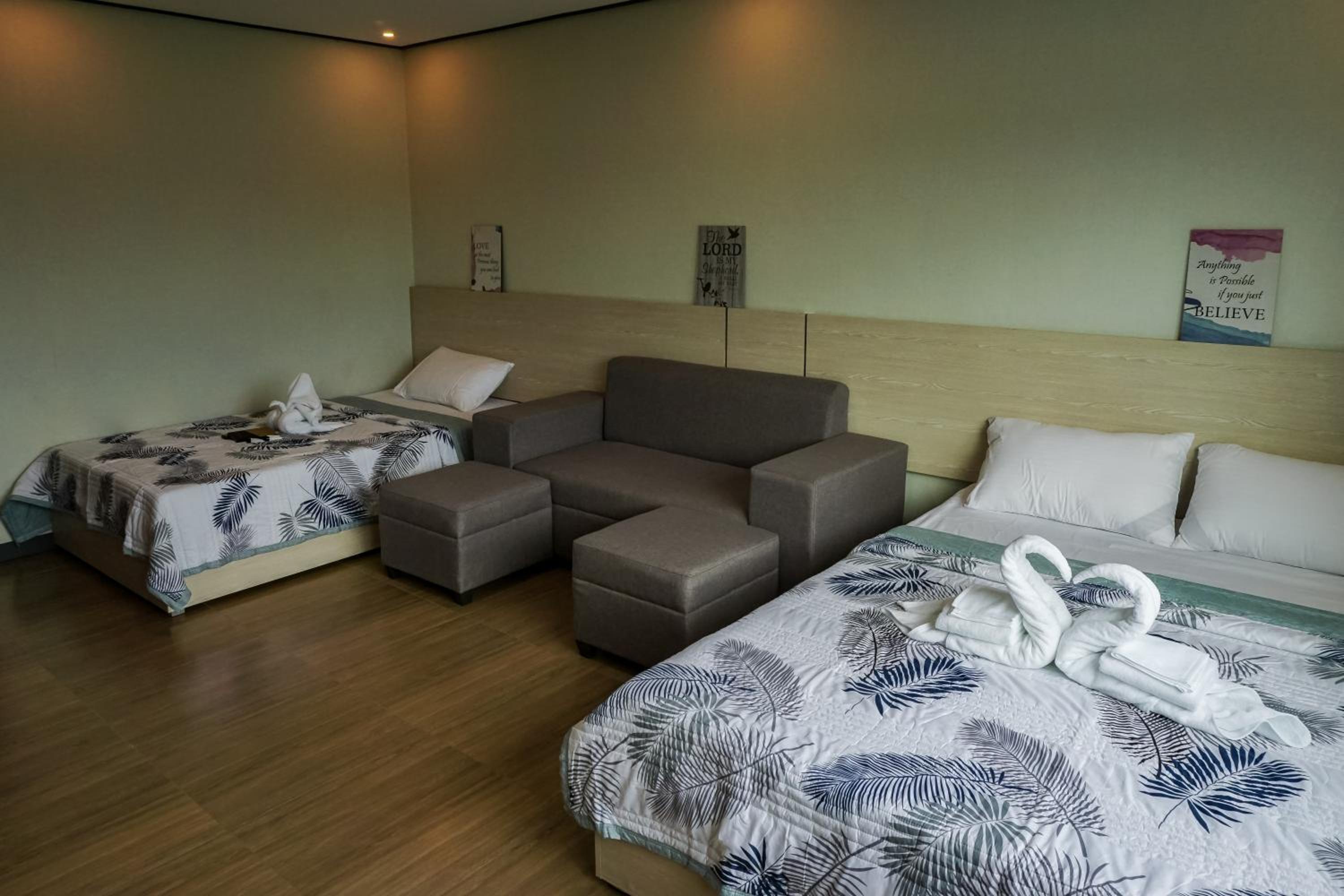 Deluxe Family Suite - Photo 2