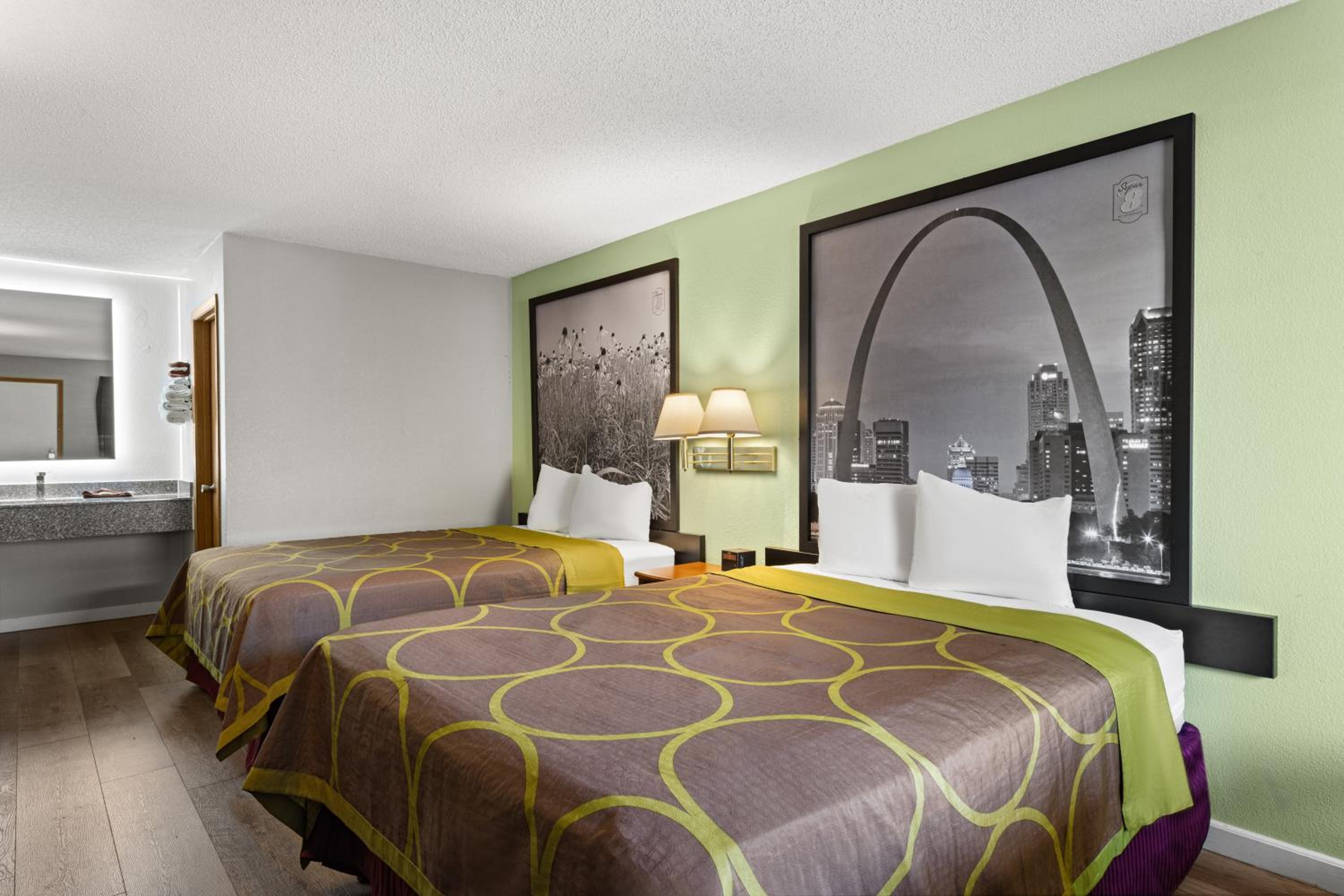 Queen Room with Two Queen Beds - Photo 4