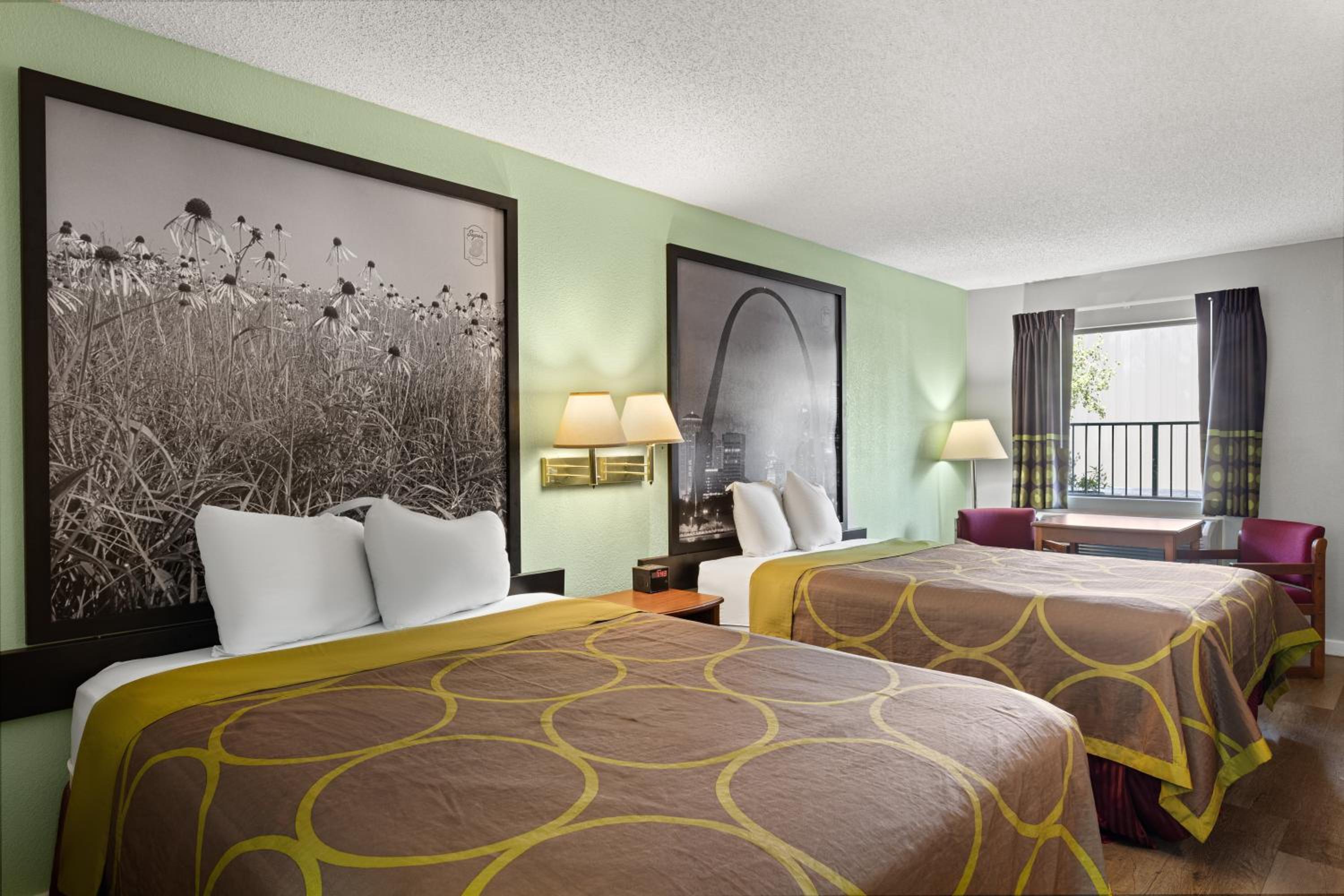Queen Room with Two Queen Beds - Photo 3