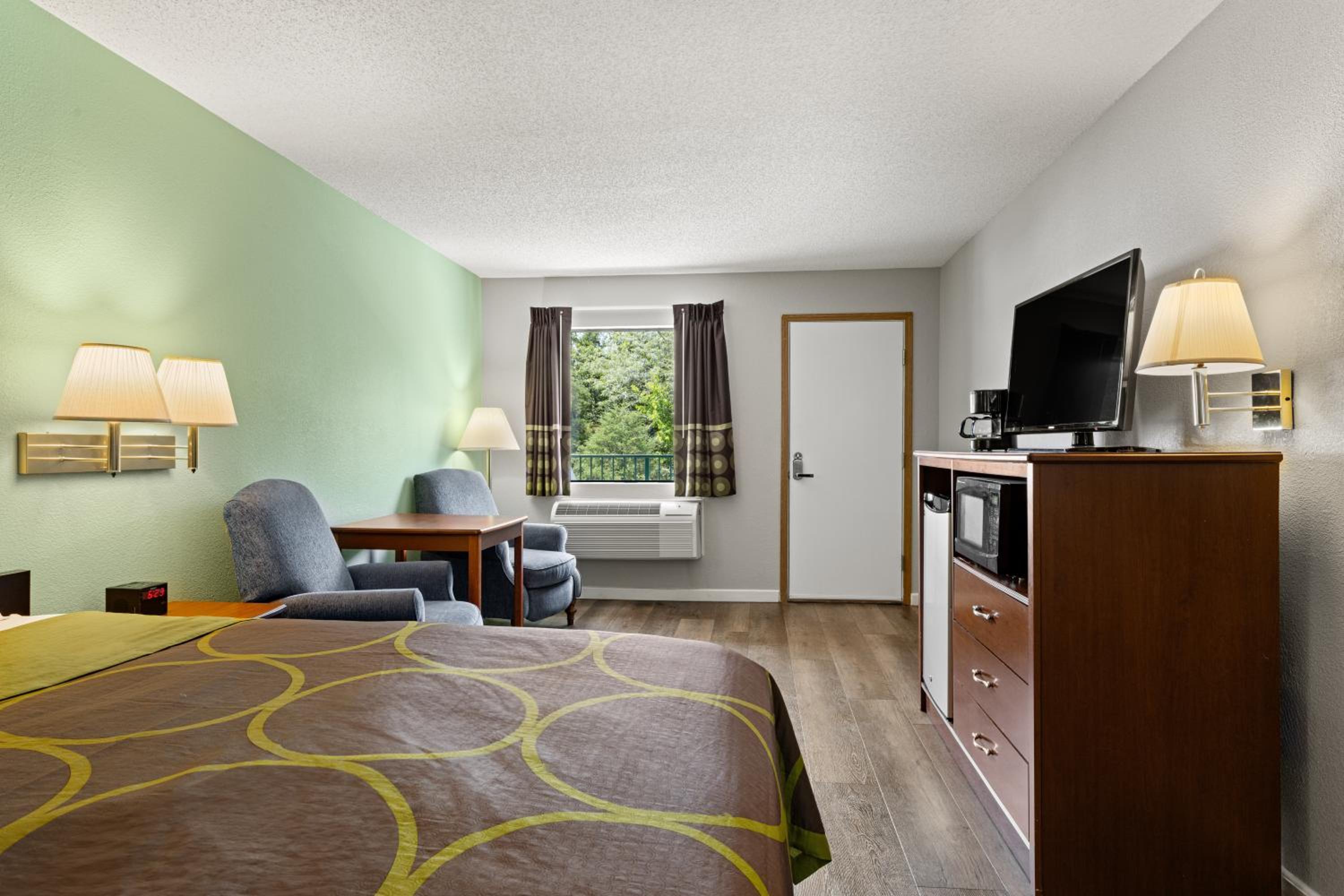 Deluxe King Suite - Non-Smoking - Photo 3