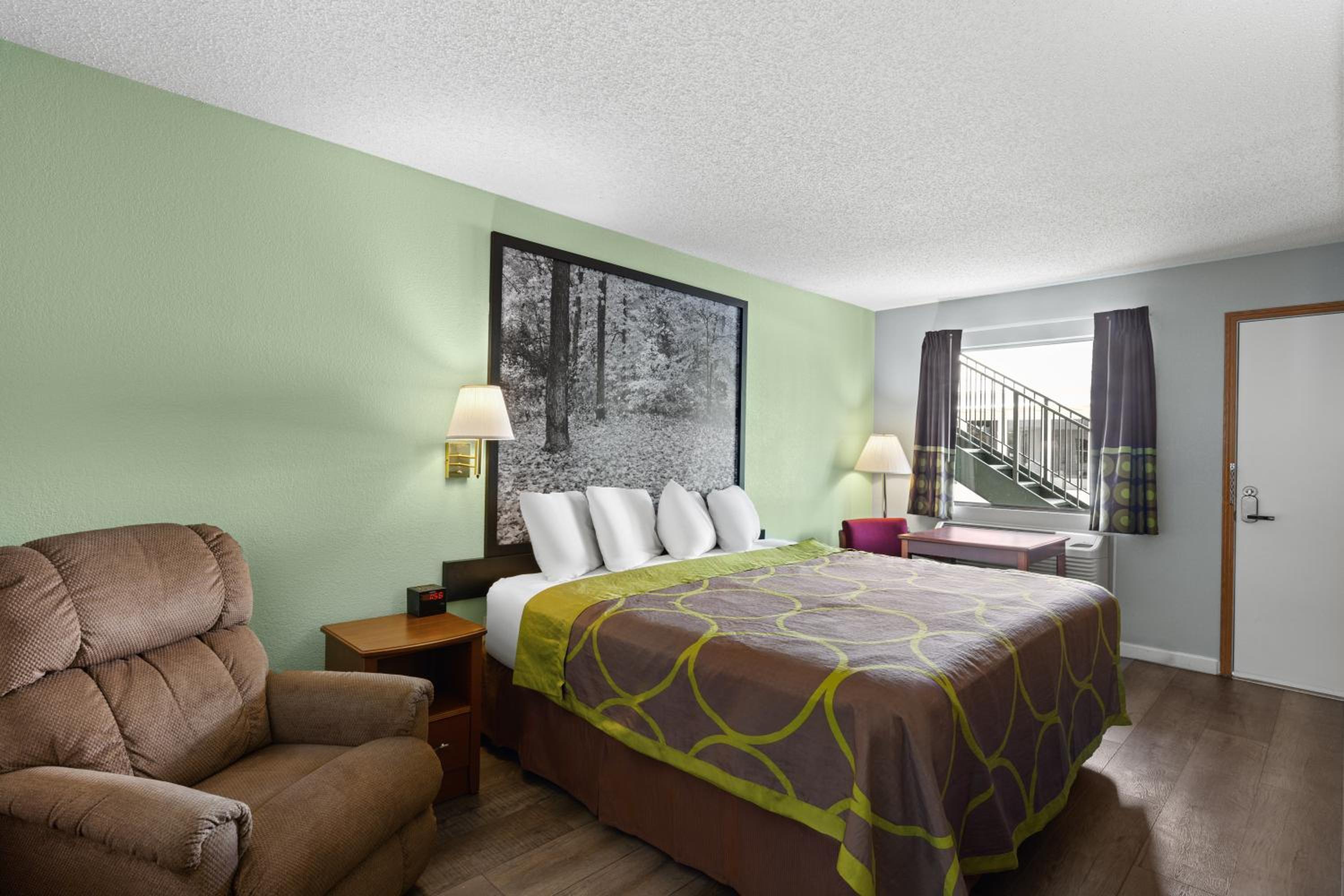 1 King Bed, Mobility Accessible Room, Bathtub w/ Grab Bars, Non-Smoking - Photo 4