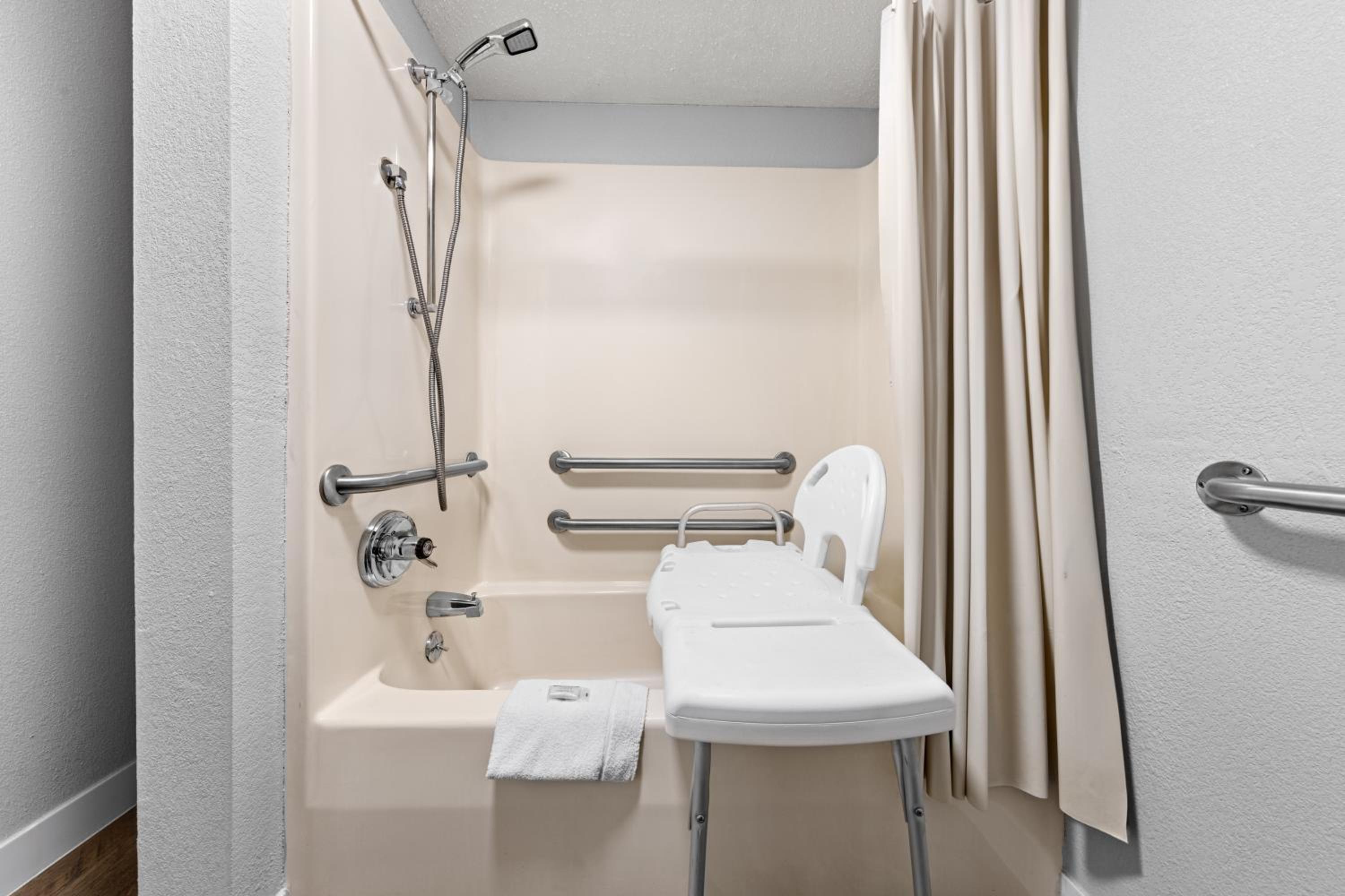1 King Bed, Mobility Accessible Room, Bathtub w/ Grab Bars, Non-Smoking - Photo 2
