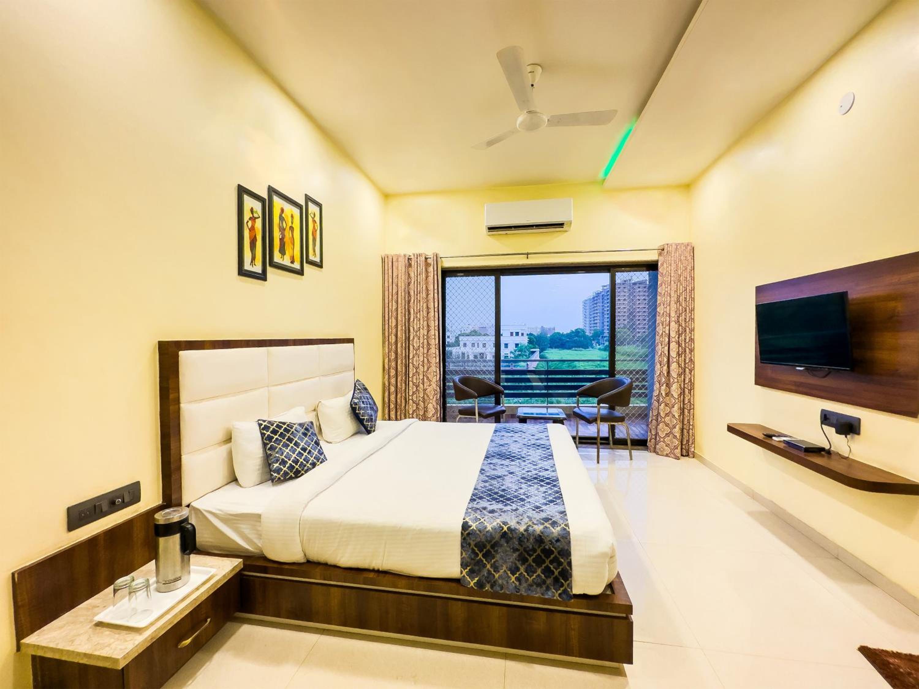 King Studio With Sofa Bed