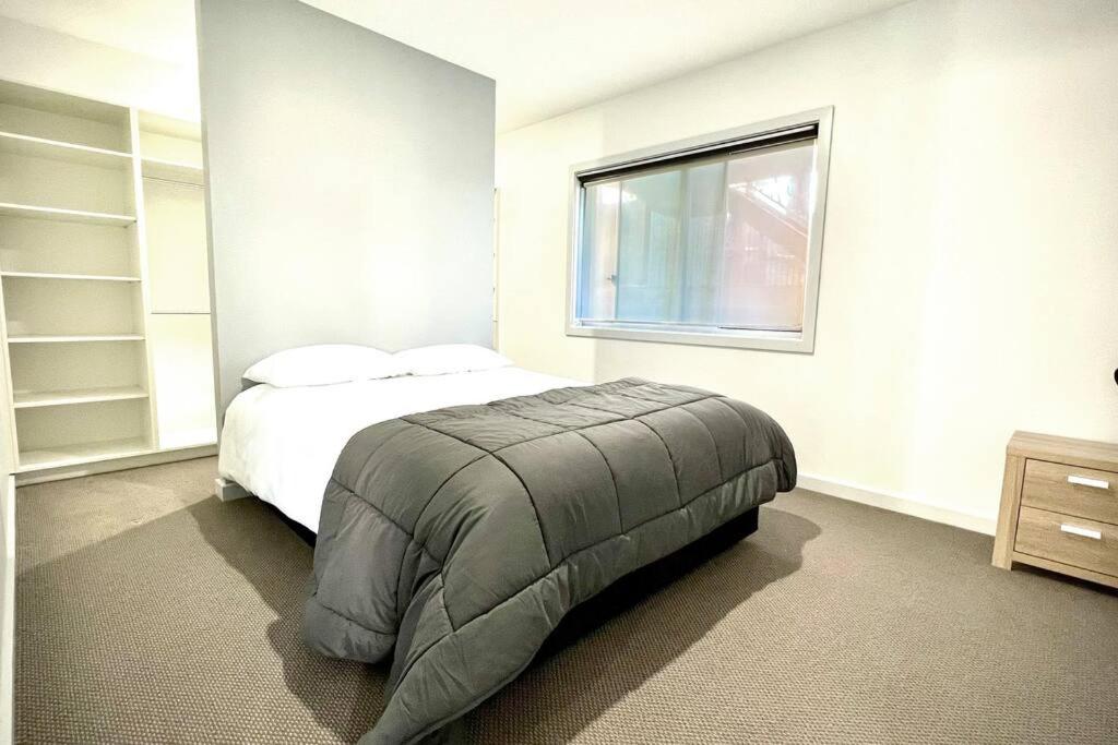 Five-Bedroom House photo 1