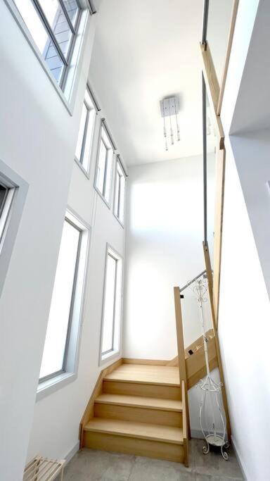 Five-Bedroom House photo 3