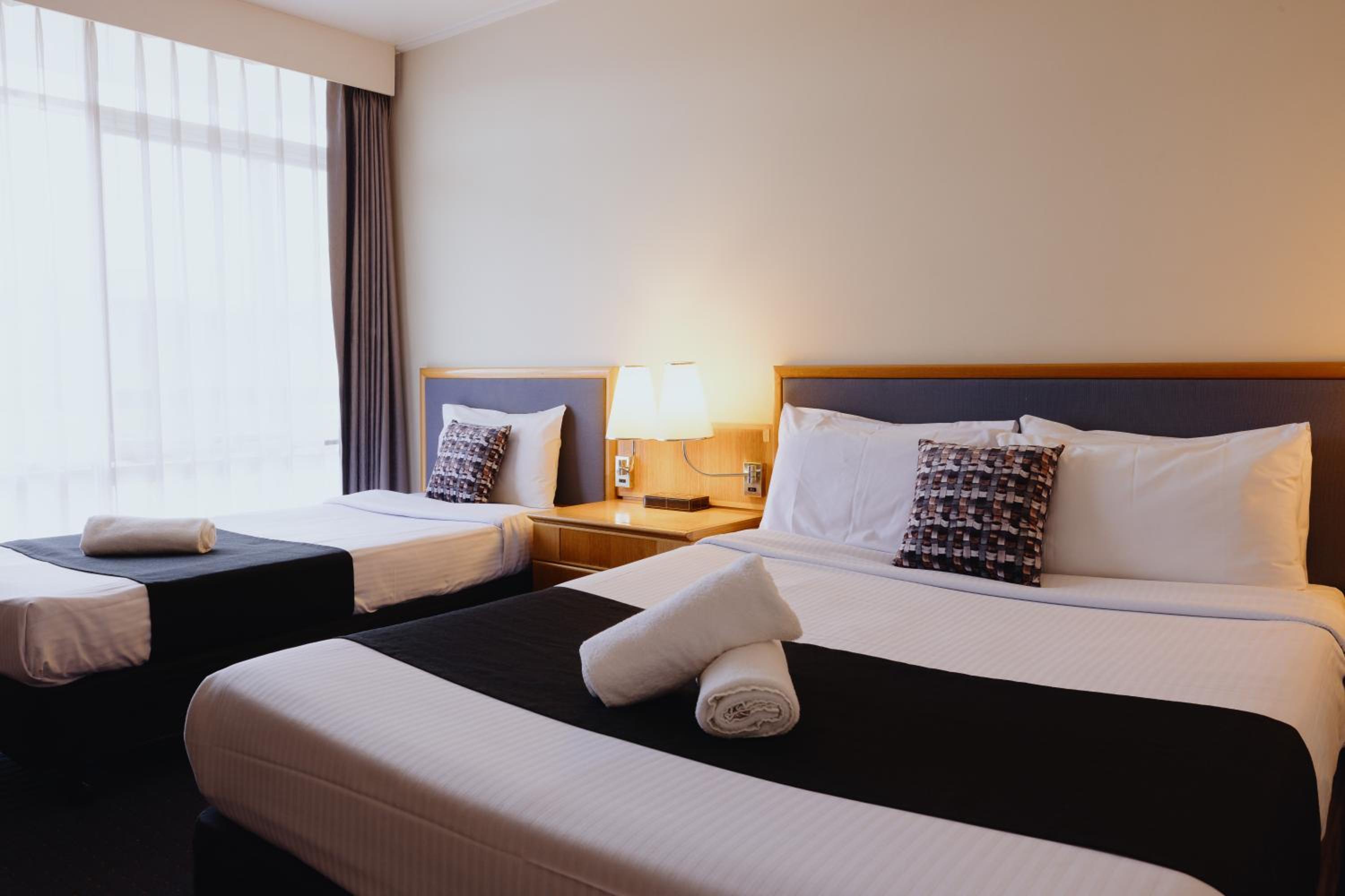 Standard Twin Room with One Queen and One Single Bed - Photo 6