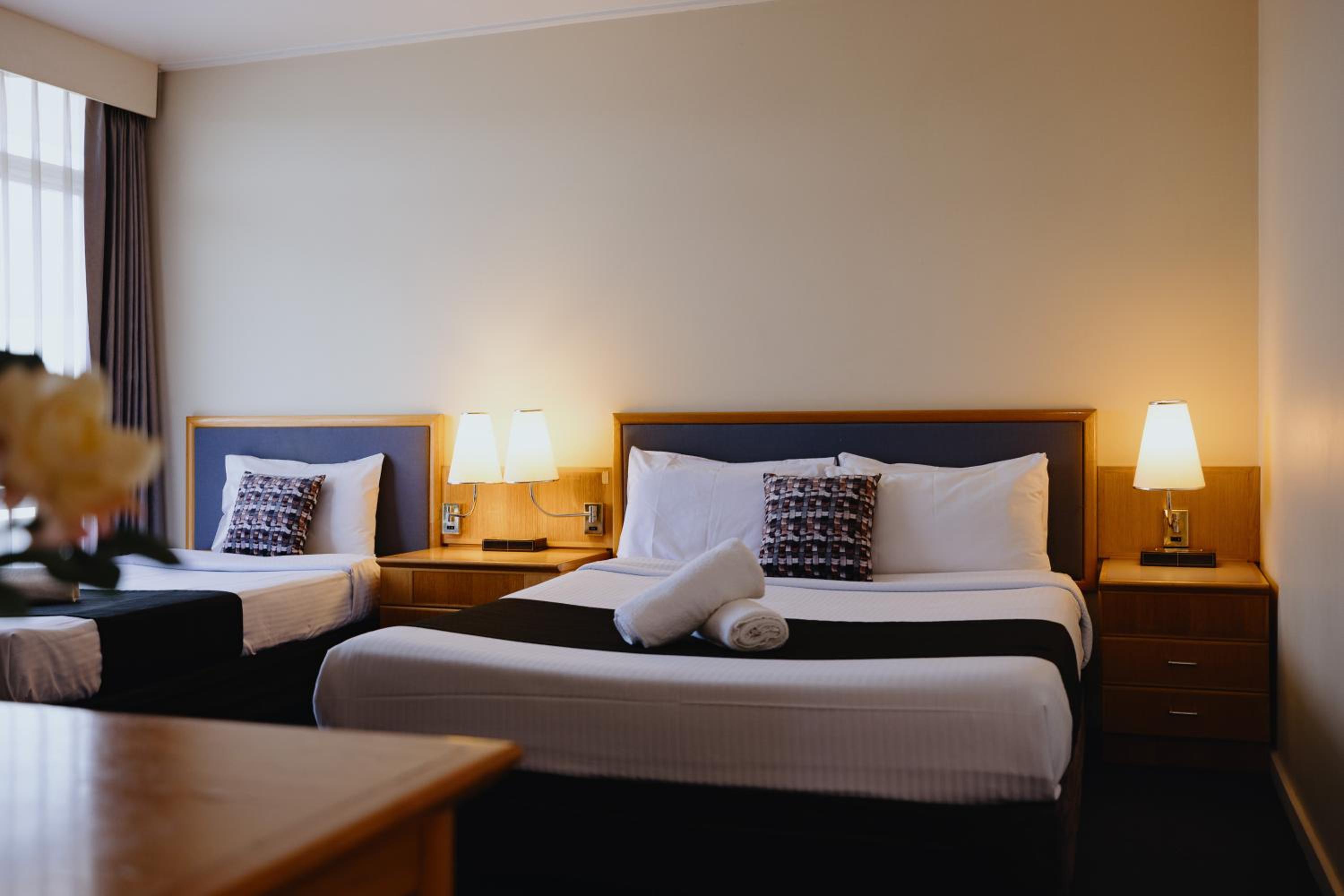Standard Twin Room with One Queen and One Single Bed - Photo 7