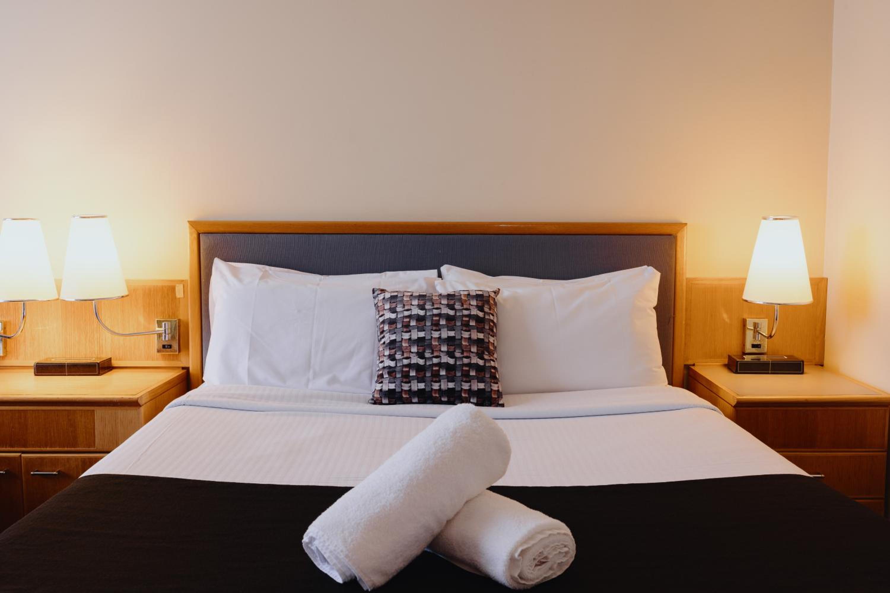 Standard Twin Room with One Queen and One Single Bed - Photo 4