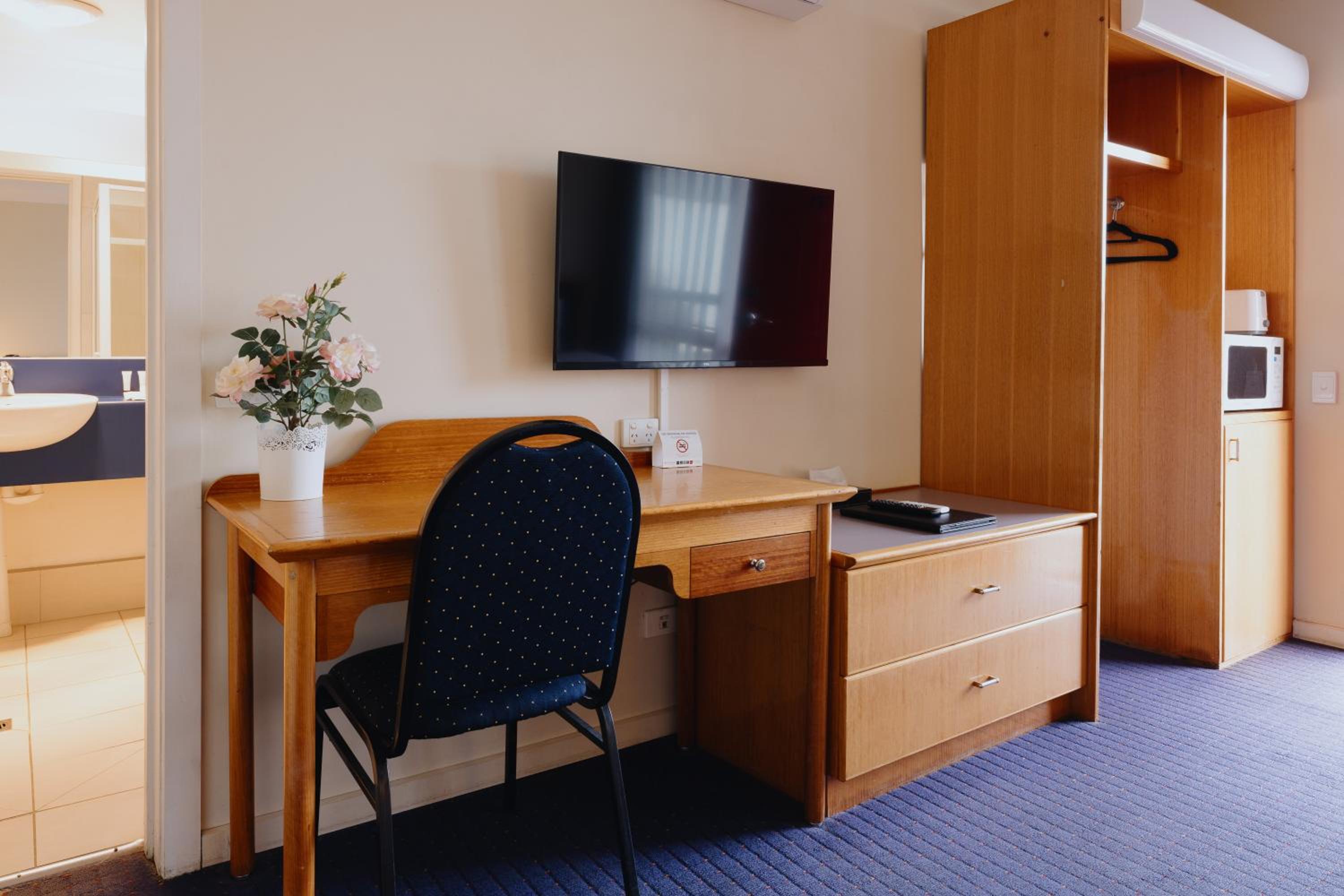 Standard Twin Room with One Queen and One Single Bed - Photo 5
