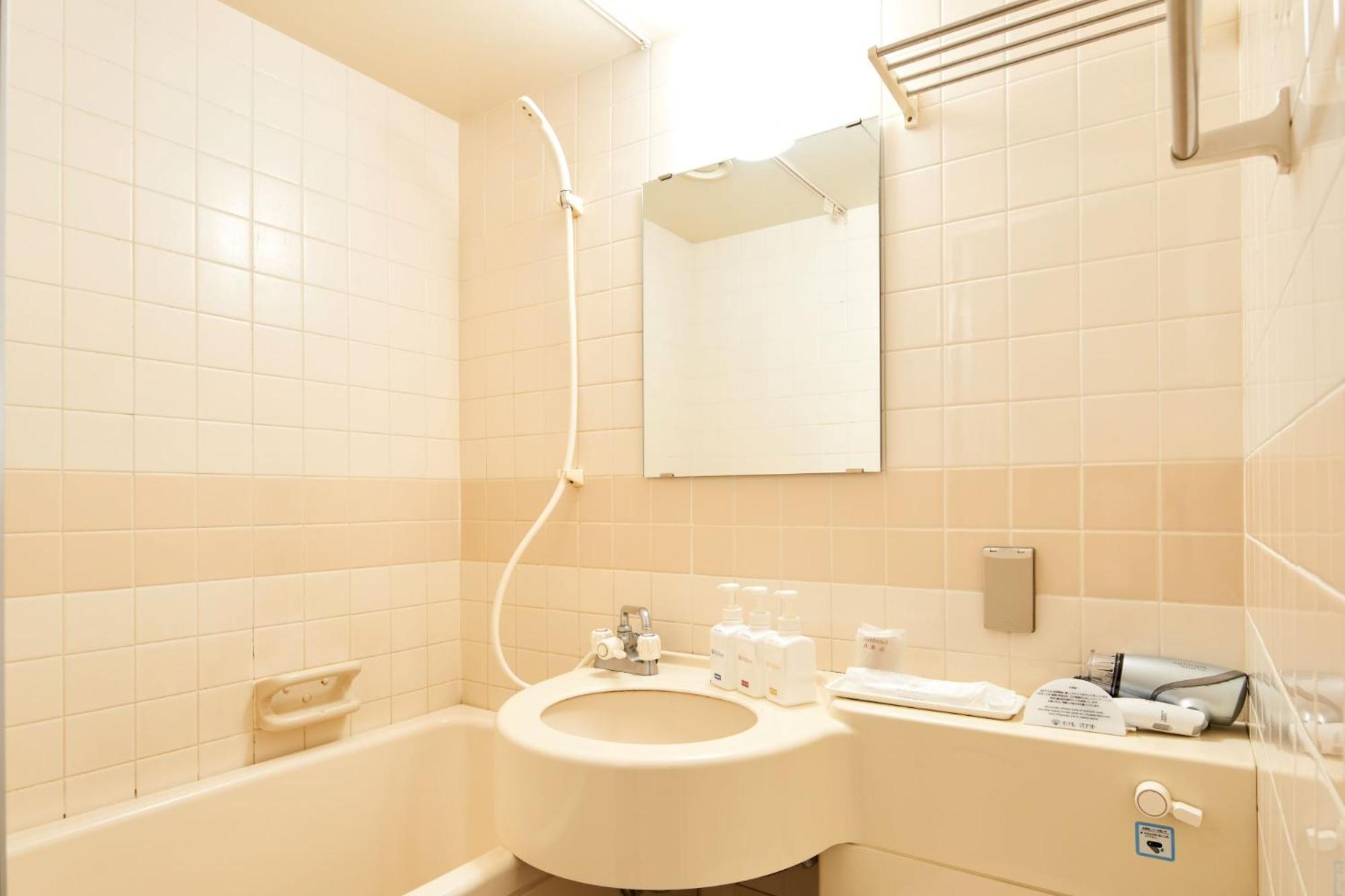 Twin Room - Non-Smoking photo 2
