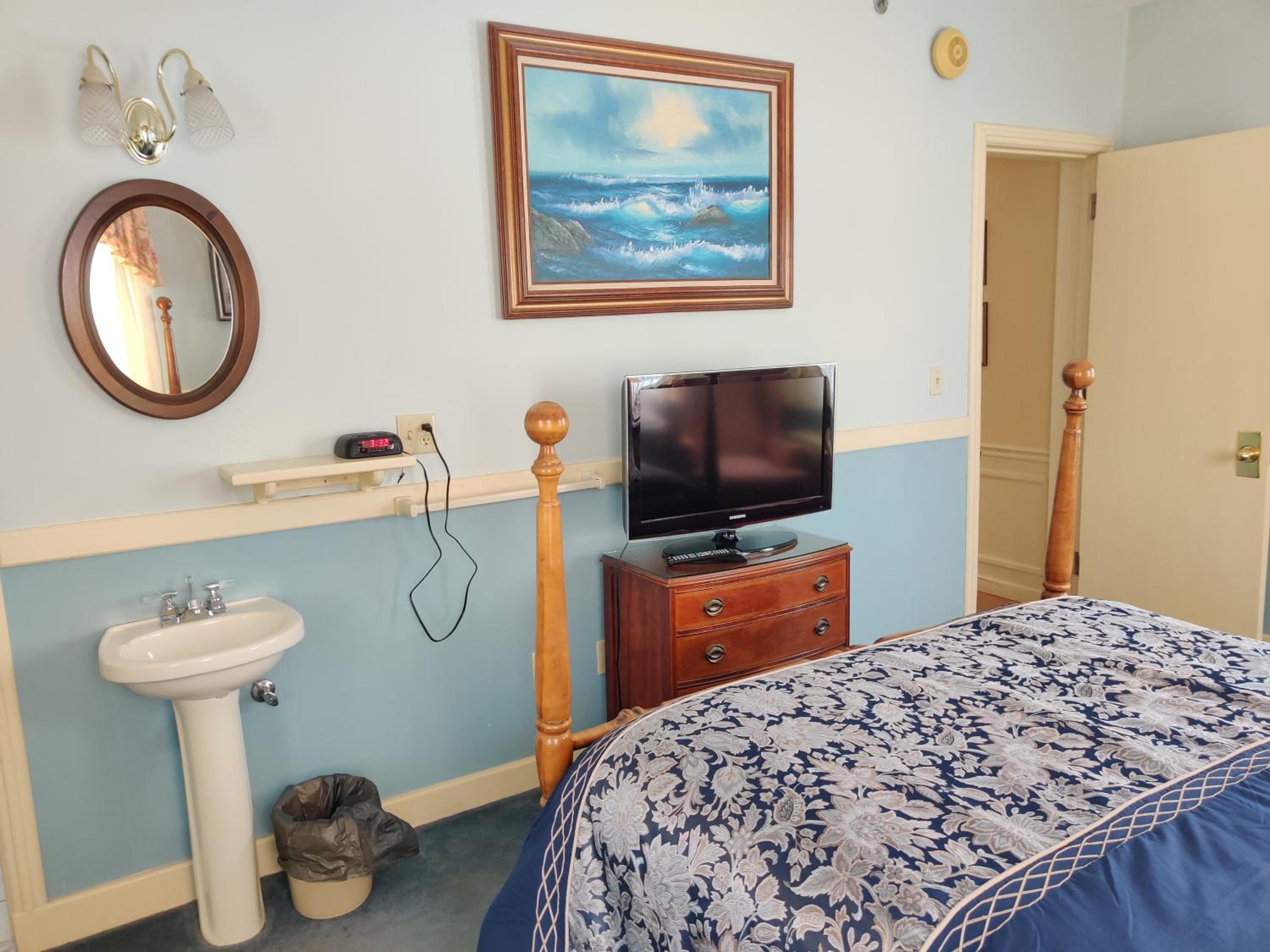 Queen Suite with Spa Bath