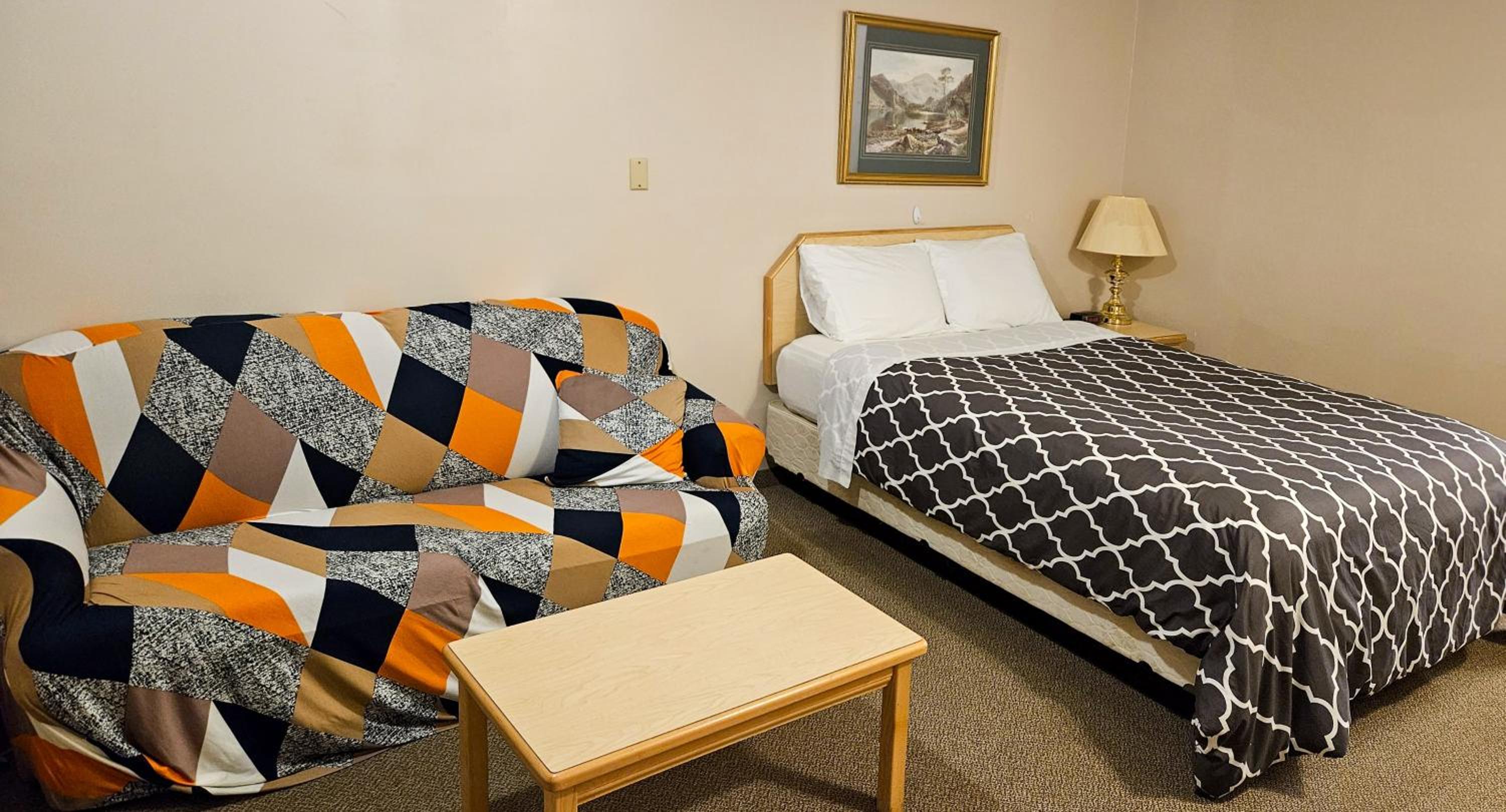 Queen Room with Sofa Bed photo 3