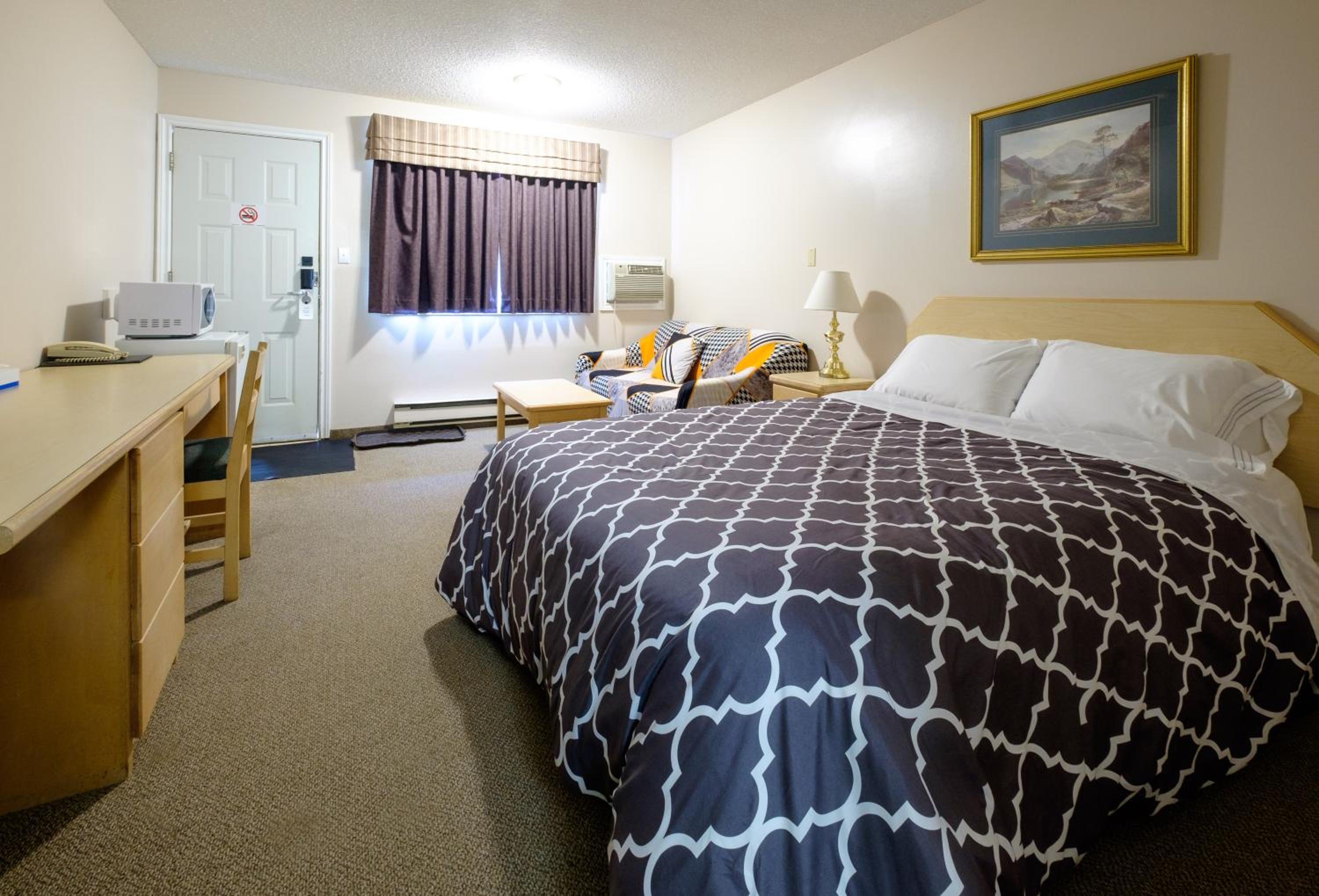 Queen Room with Sofa Bed photo 1