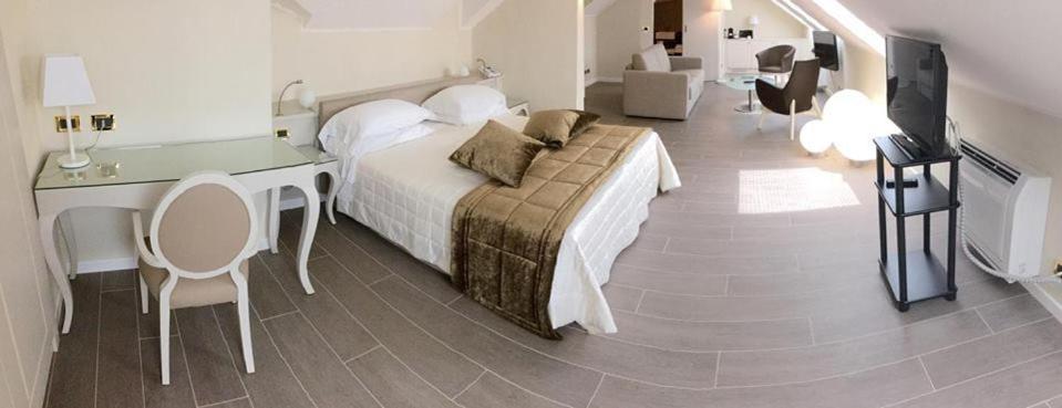 Luxury Suite - Photo 16