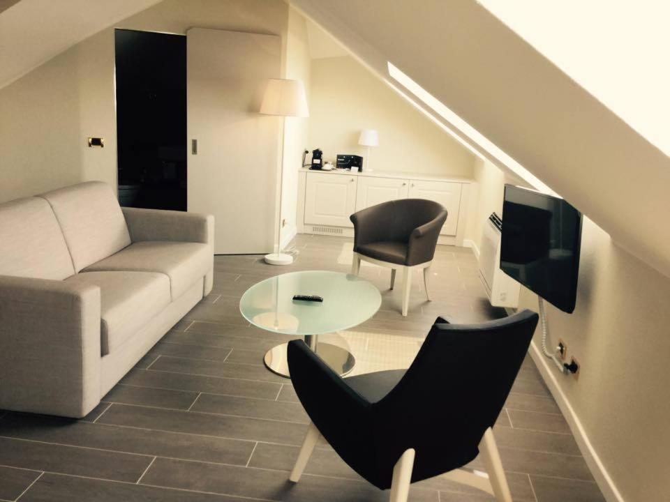 Luxury Suite - Photo 17