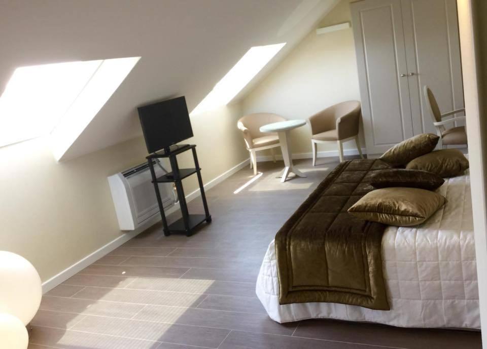 Luxury Suite - Photo 18