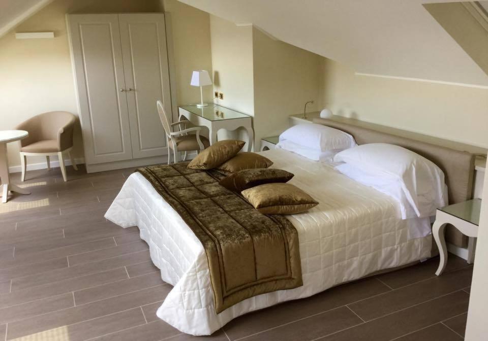 Luxury Suite - Photo 14