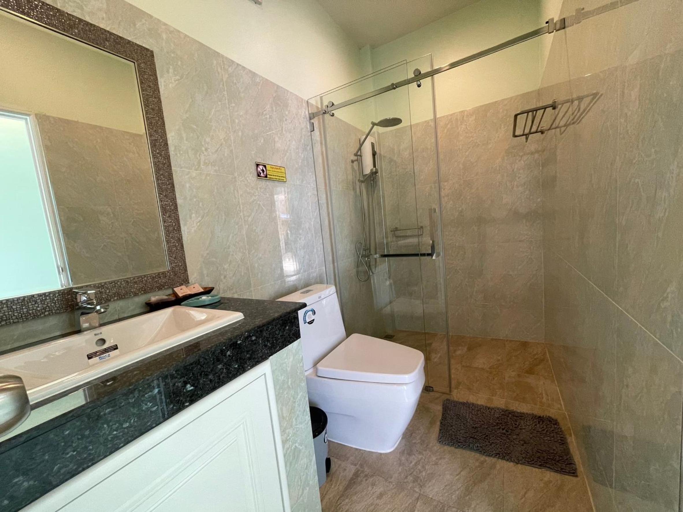 Deluxe Queen Suite photo 3